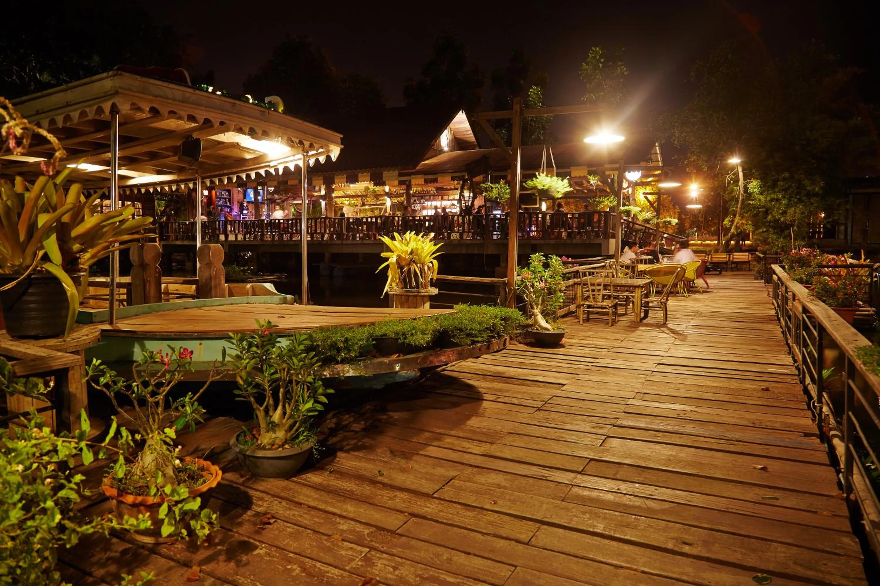 Restaurant/places to eat in Country Lake View Hotel