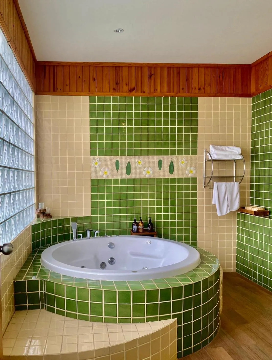 Hot Tub in Country Lake View Hotel