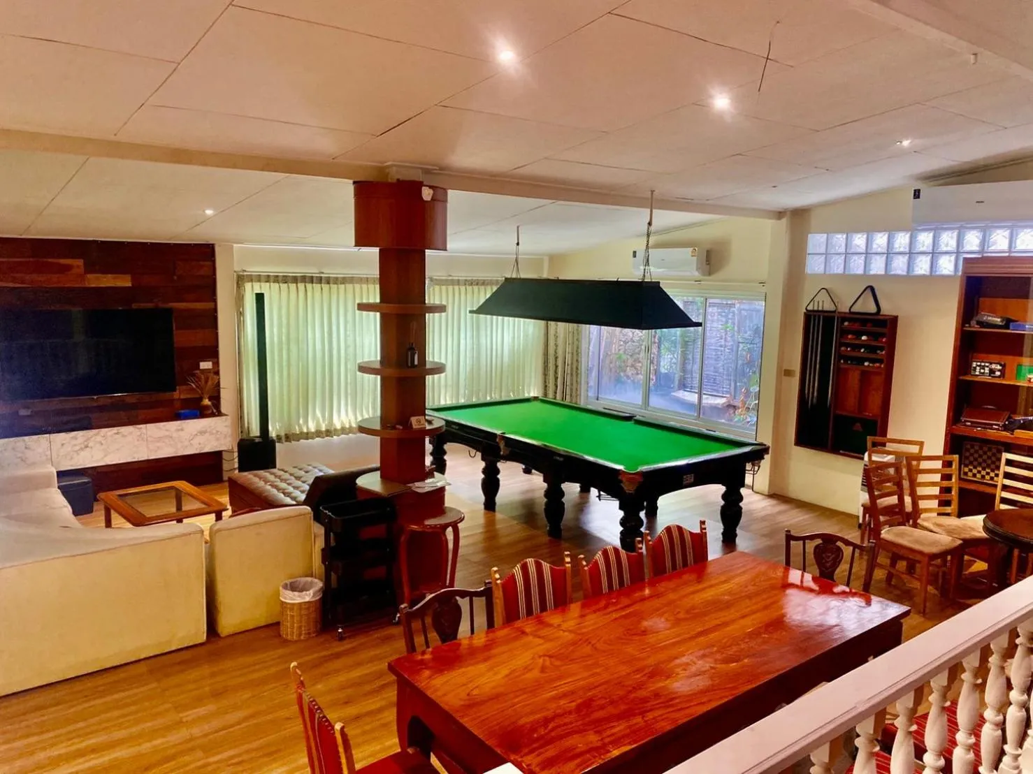 Communal lounge/ TV room in Country Lake View Hotel