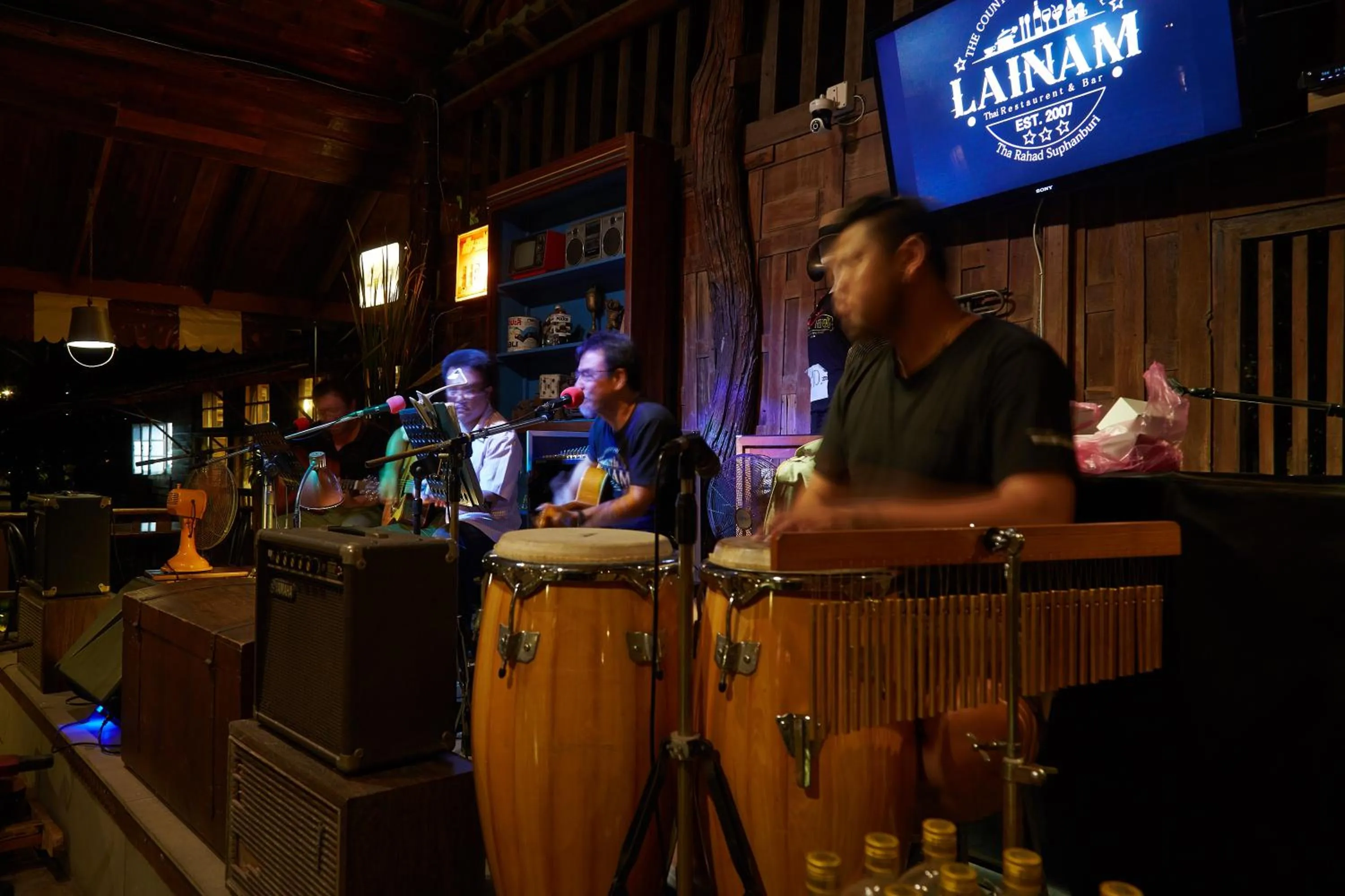 Restaurant/places to eat in Country Lake View Hotel