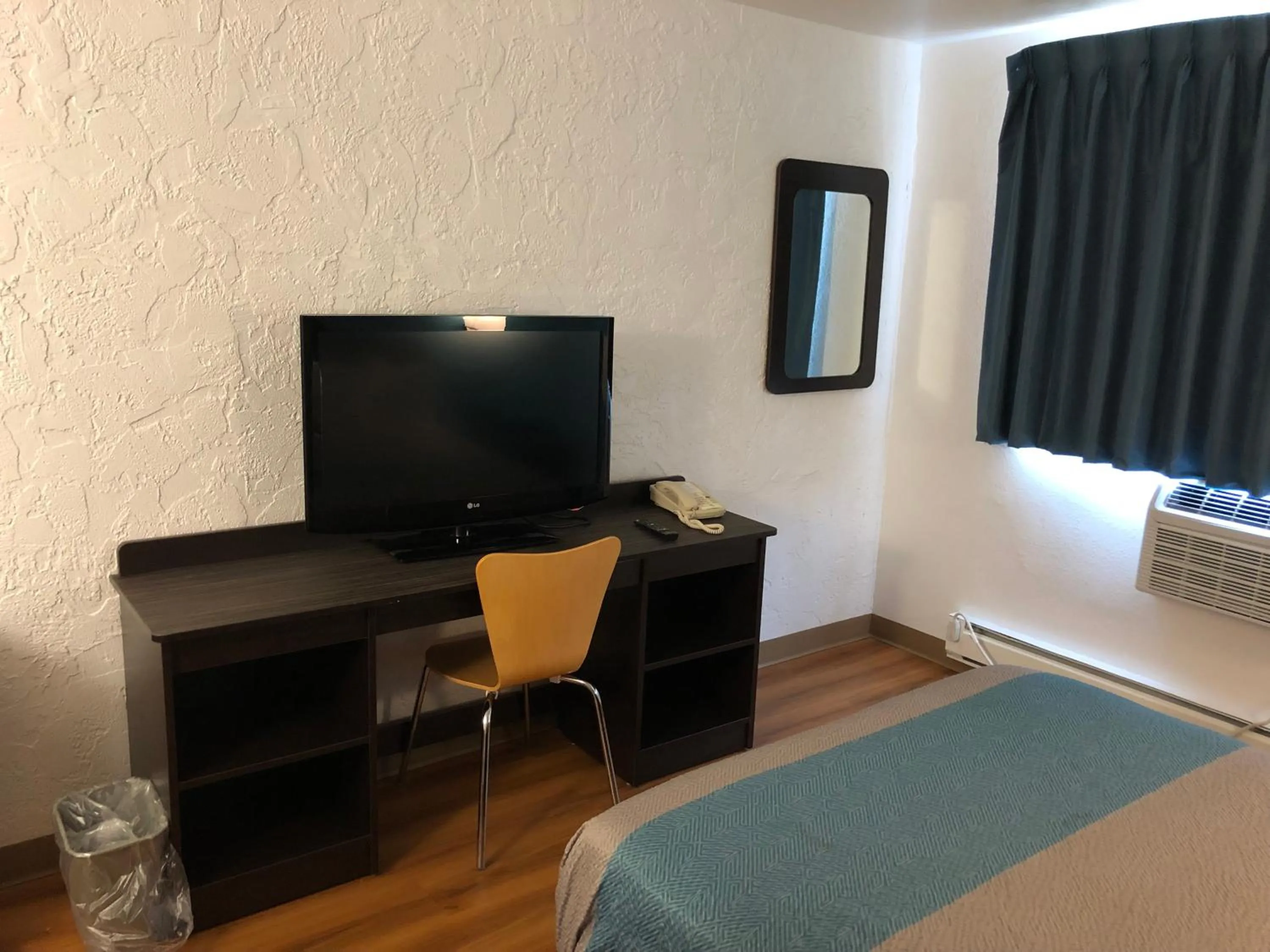 Bedroom, Bed in Motel 6-La Crosse, WI