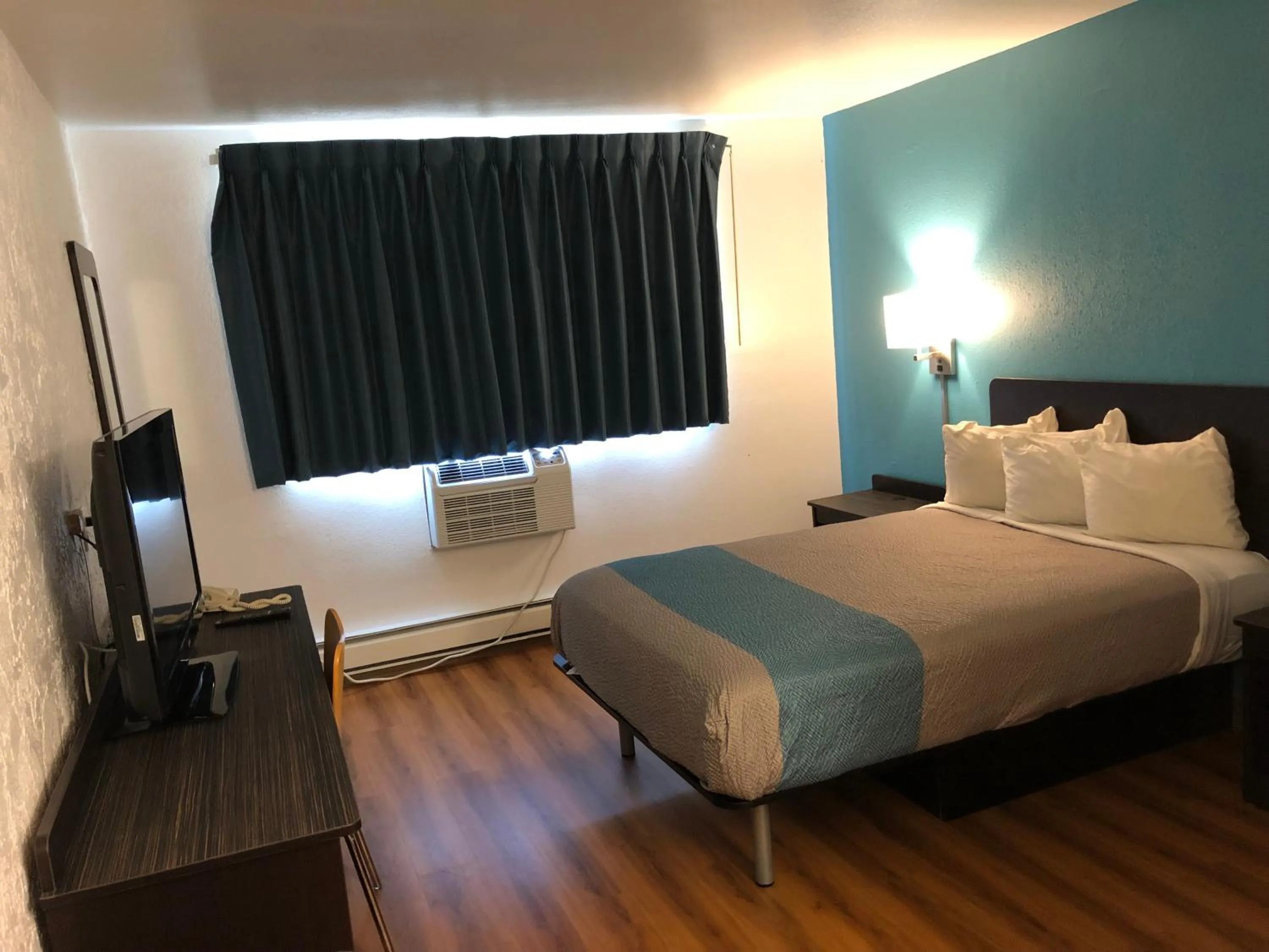 Bedroom, Bed in Motel 6-La Crosse, WI