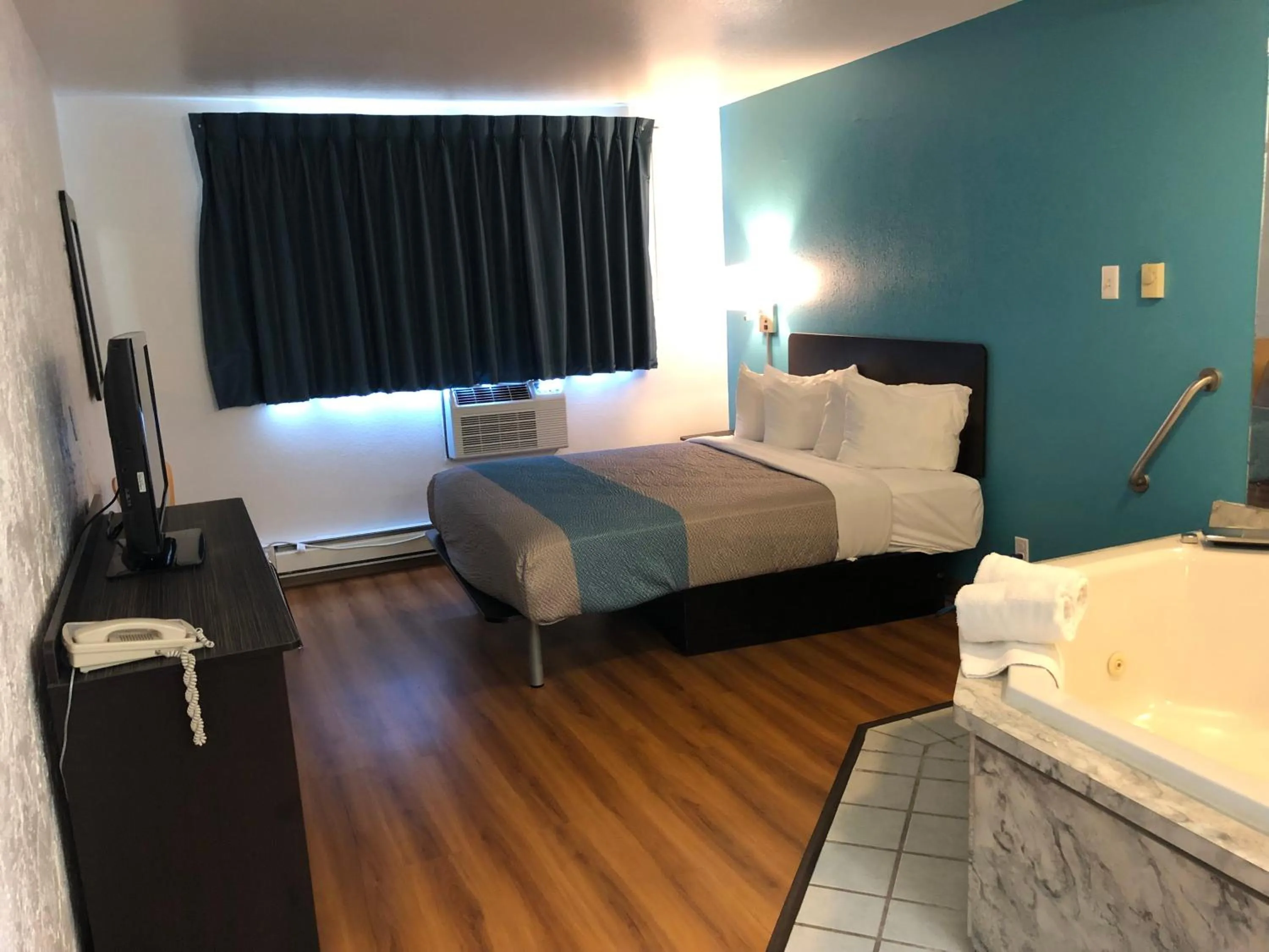 Bedroom, Bed in Motel 6-La Crosse, WI