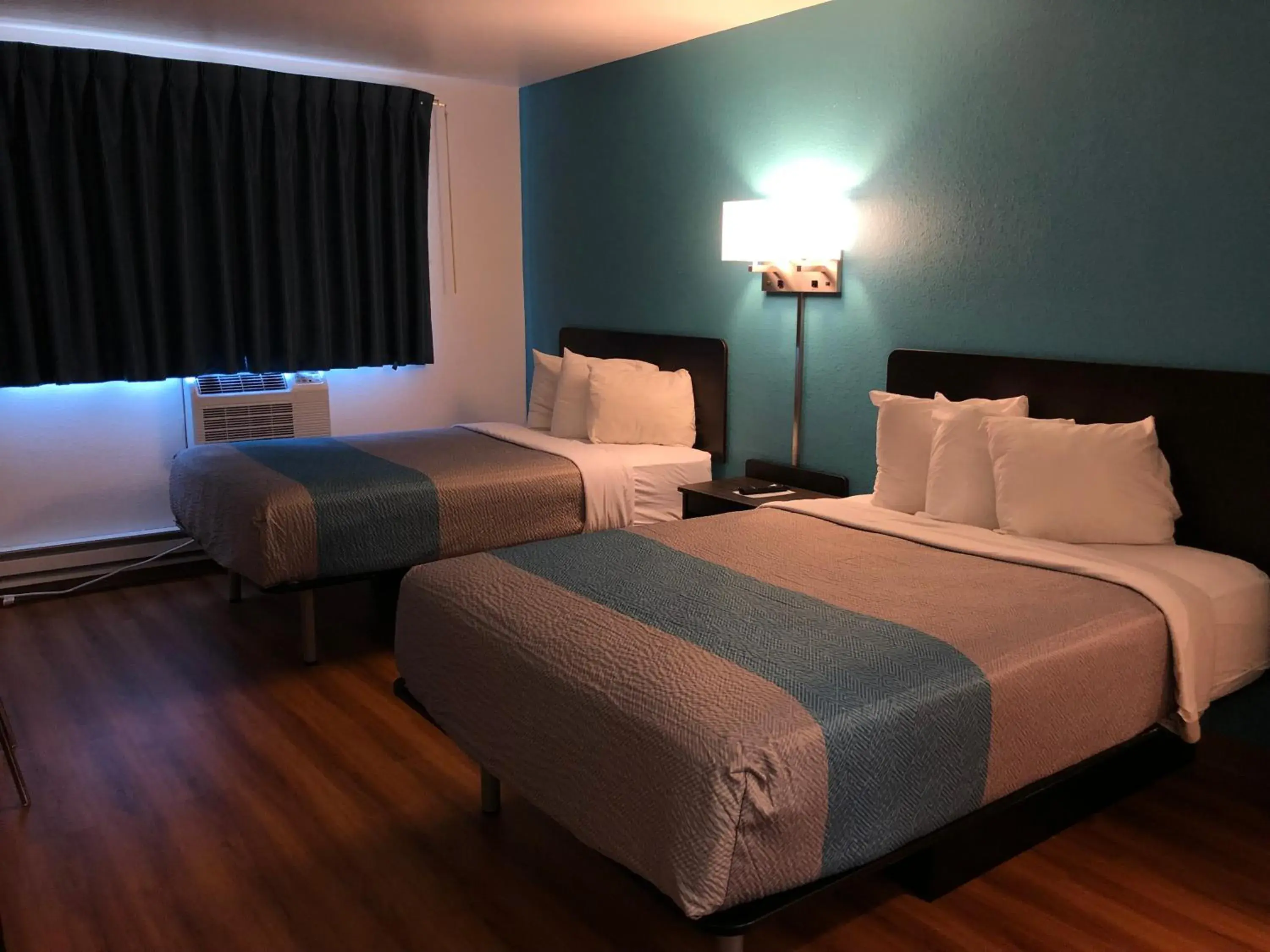 Bed in Motel 6-La Crosse, WI Bed in Motel 6-La Crosse, WI