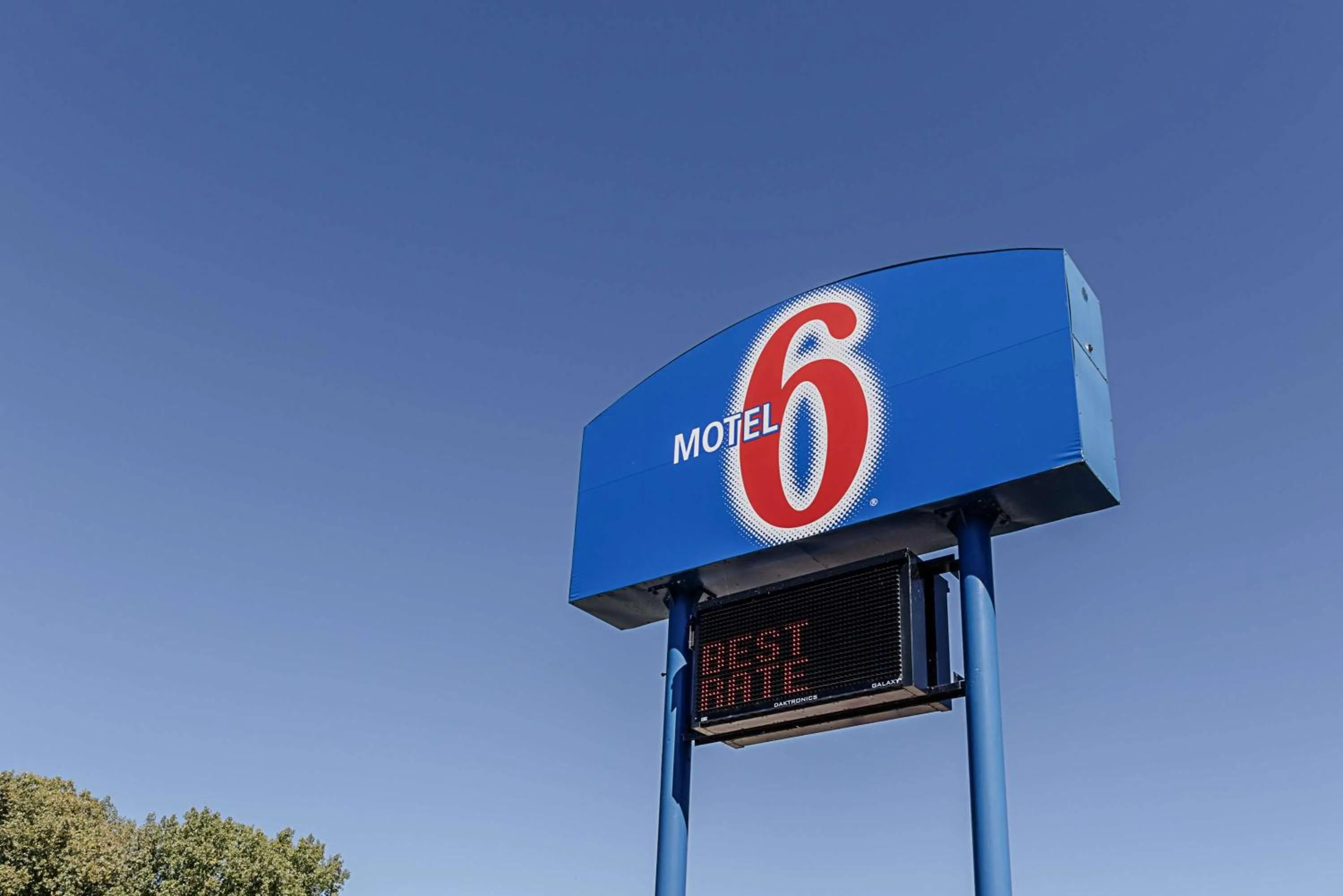 Property building in Motel 6-La Crosse, WI