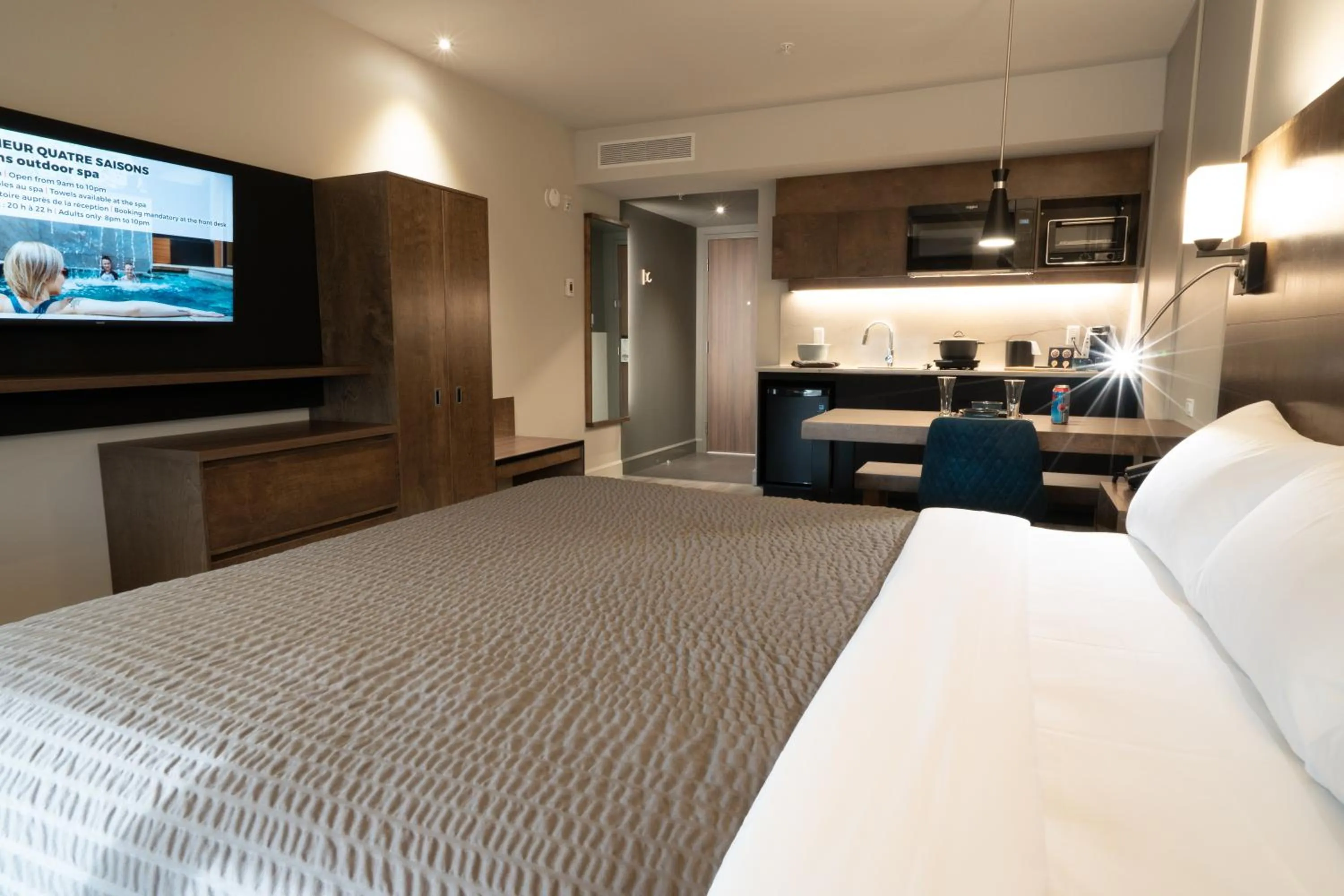 Bed in Hôtel & Suites Normandin Lévis