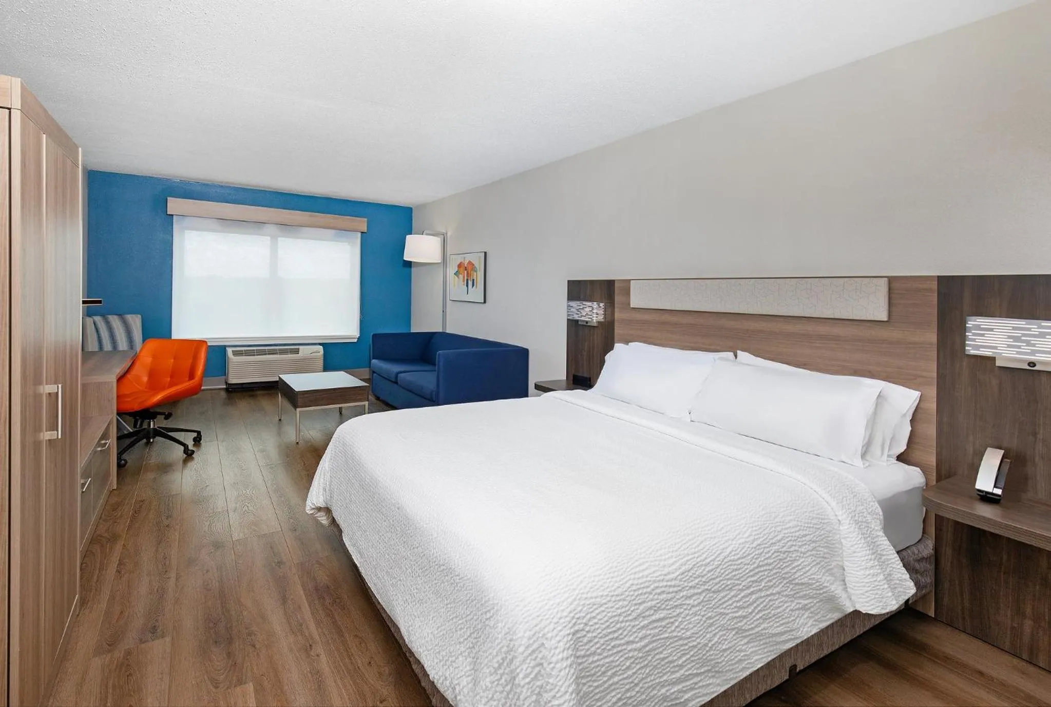 Photo of the whole room, Bed in Holiday Inn Express Hotel & Suites Ooltewah Springs - Chattanooga by IHG