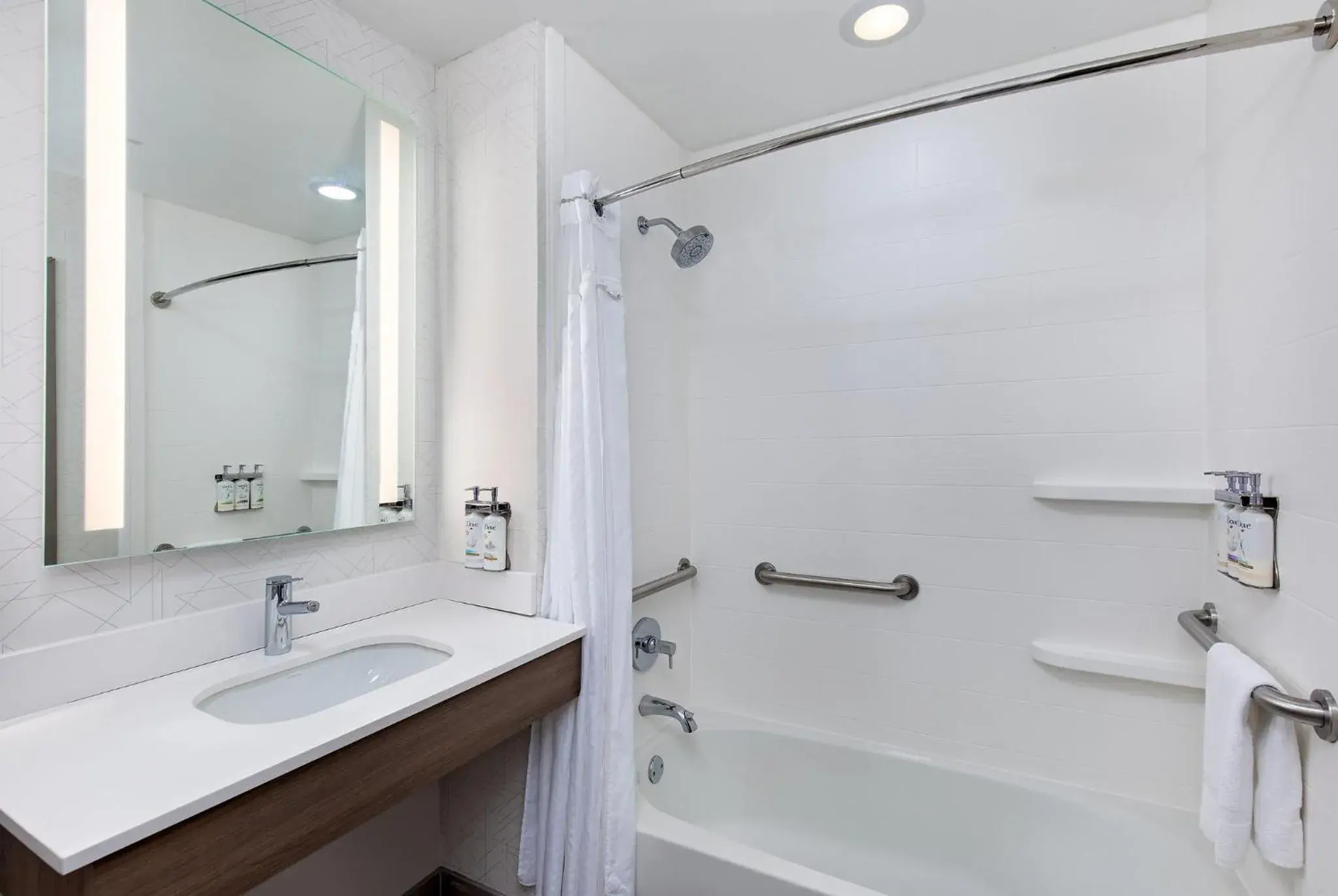 Bathroom in Holiday Inn Express Hotel & Suites Ooltewah Springs - Chattanooga by IHG Bathroom in Holiday Inn Express Hotel & Suites Ooltewah Springs - Chattanooga by IHG