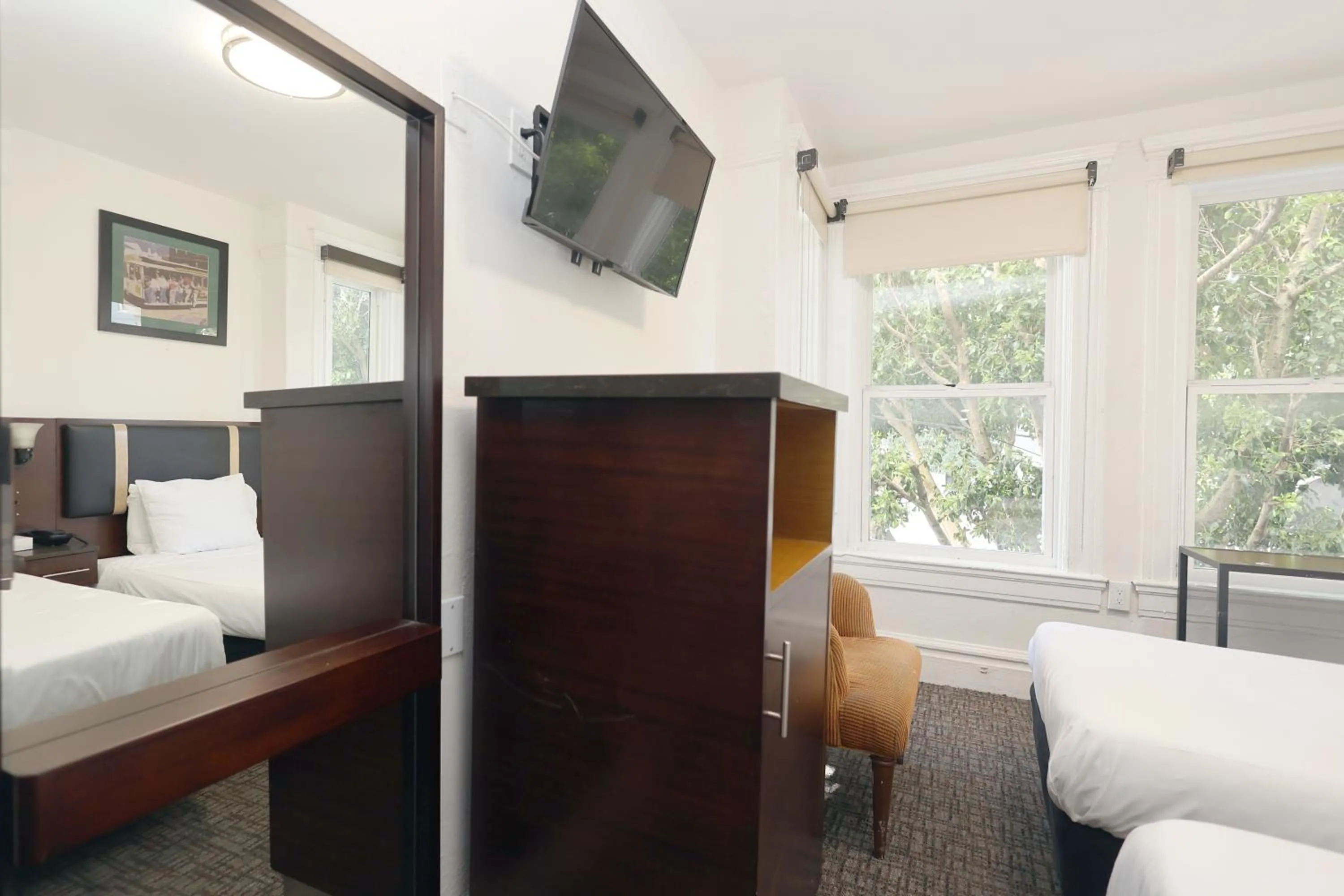 microwave, Bed in Casa Loma Hotel