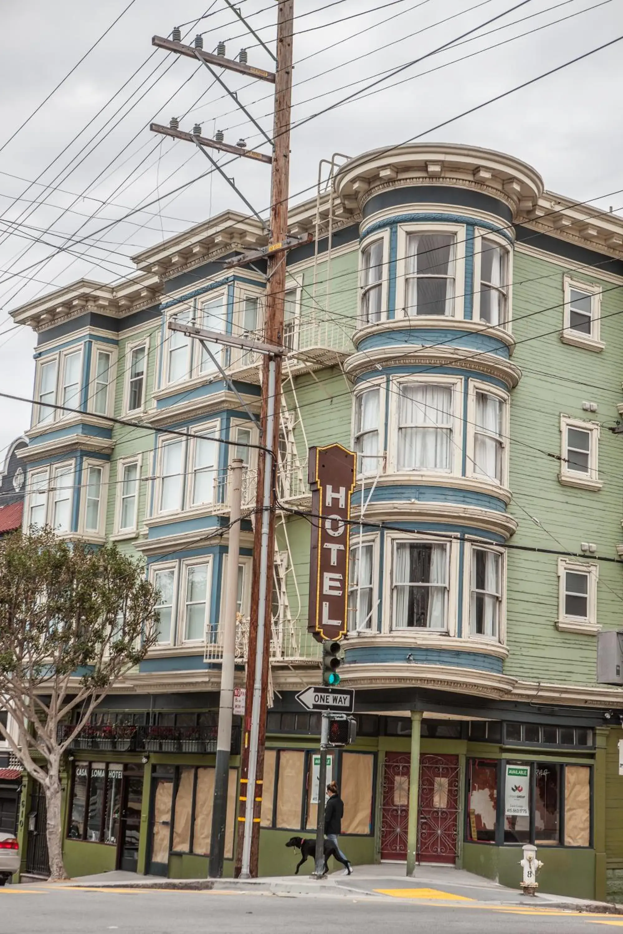 Facade/entrance in Casa Loma Hotel Facade/entrance in Casa Loma Hotel