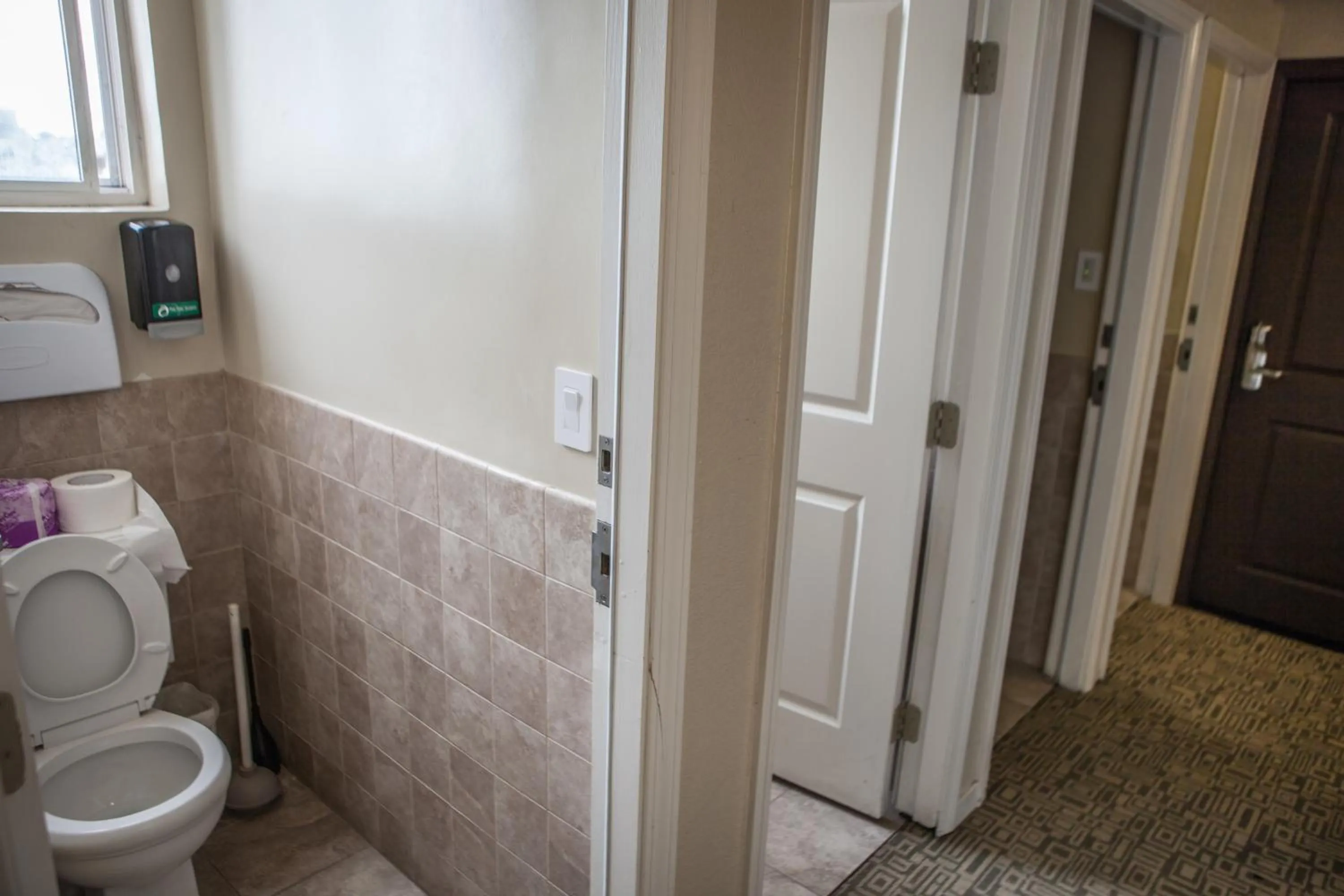 Standard Queen Room with Shared Bathroom in Casa Loma Hotel