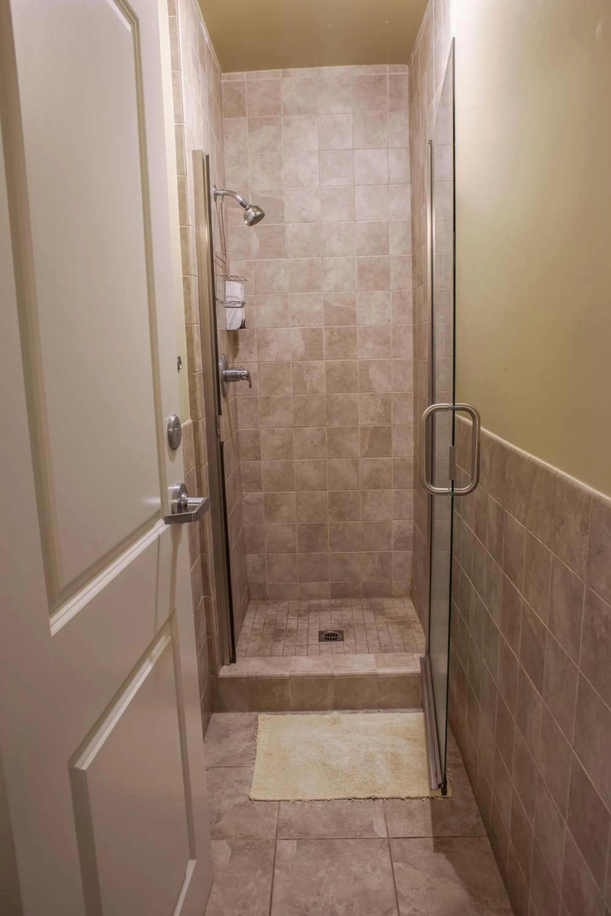 Standard Queen Room with Shared Bathroom in Casa Loma Hotel
