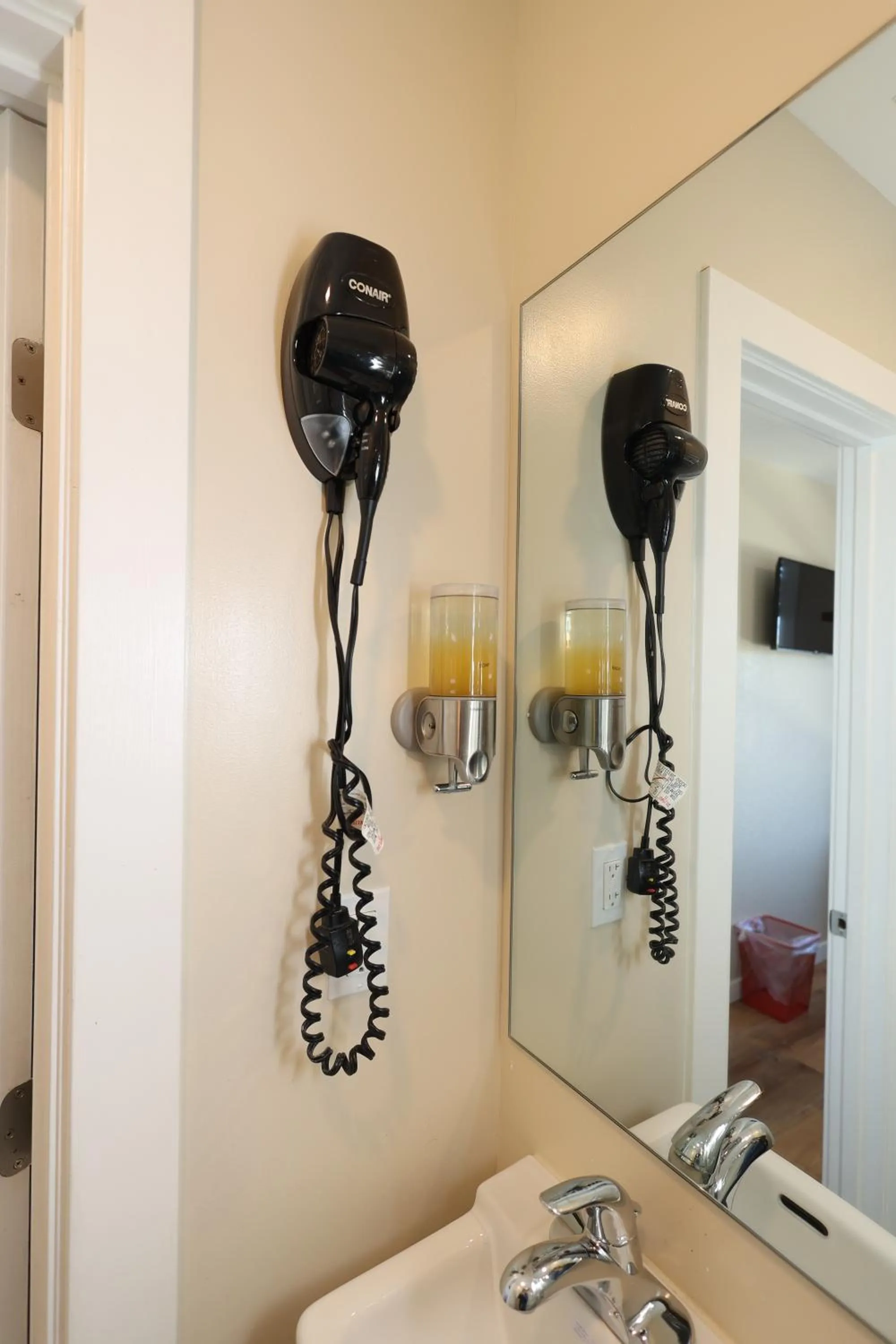 hair dryier in Casa Loma Hotel