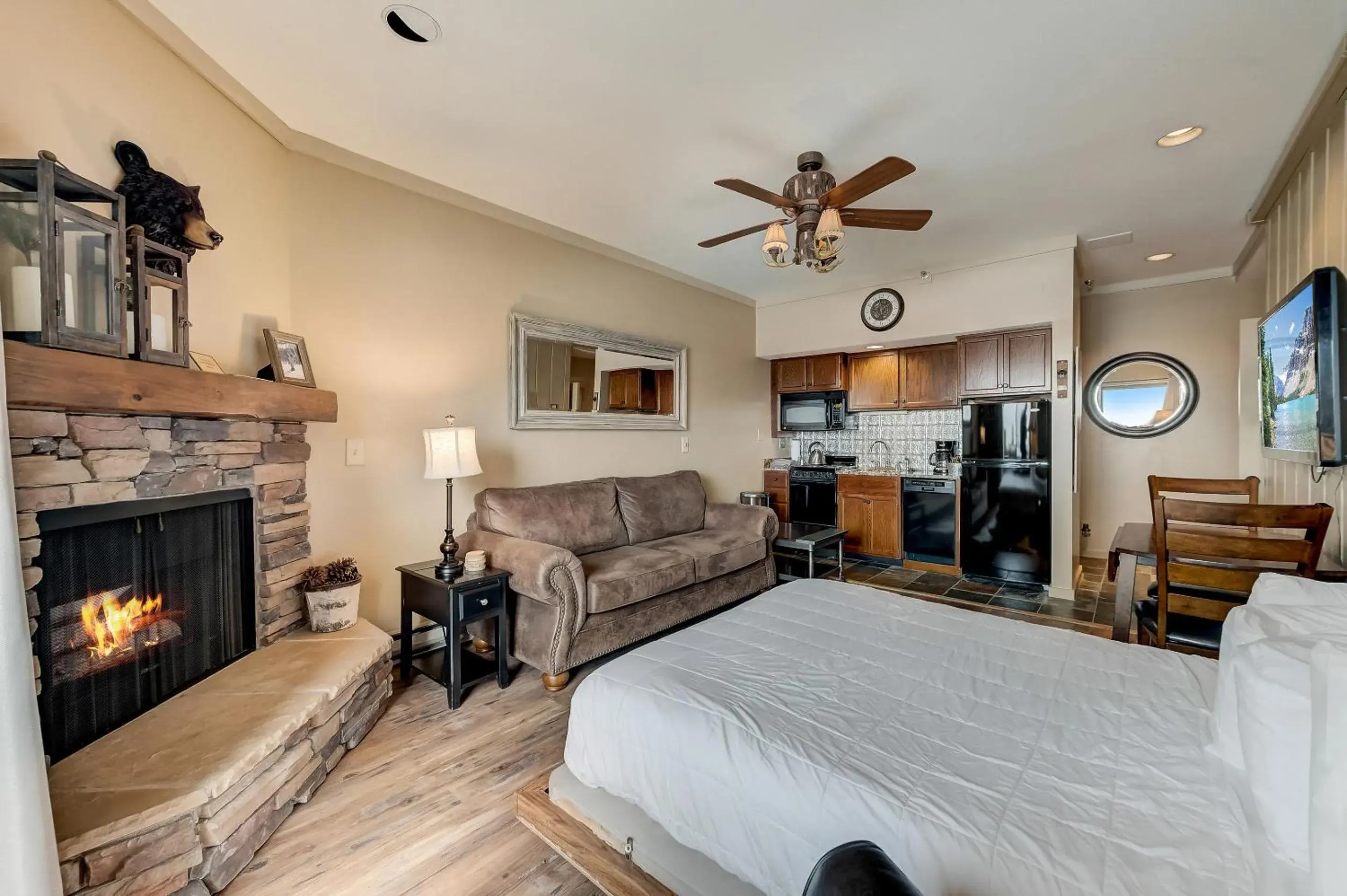 Kitchen or kitchenette, Bed in The Lodge at the Mountain Village