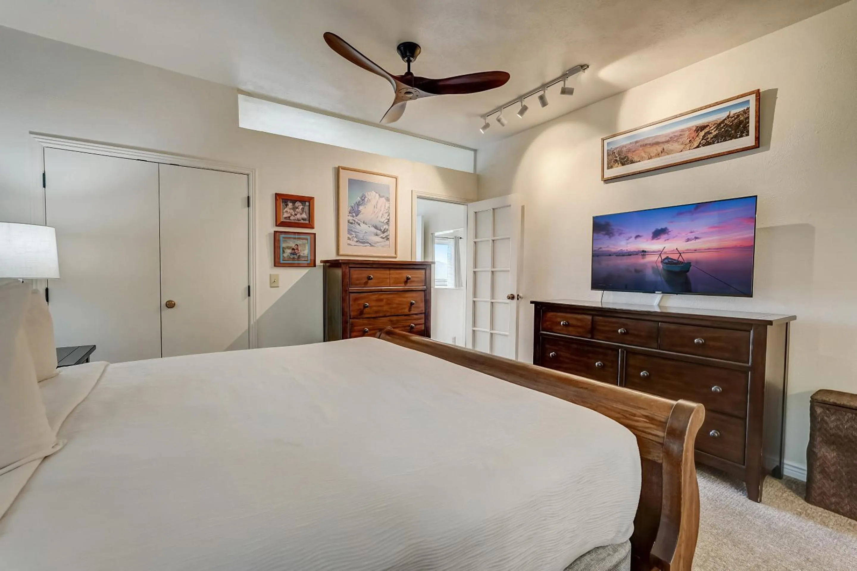 Bedroom, Bed in The Lodge at the Mountain Village by All Seasons Resort Lodging