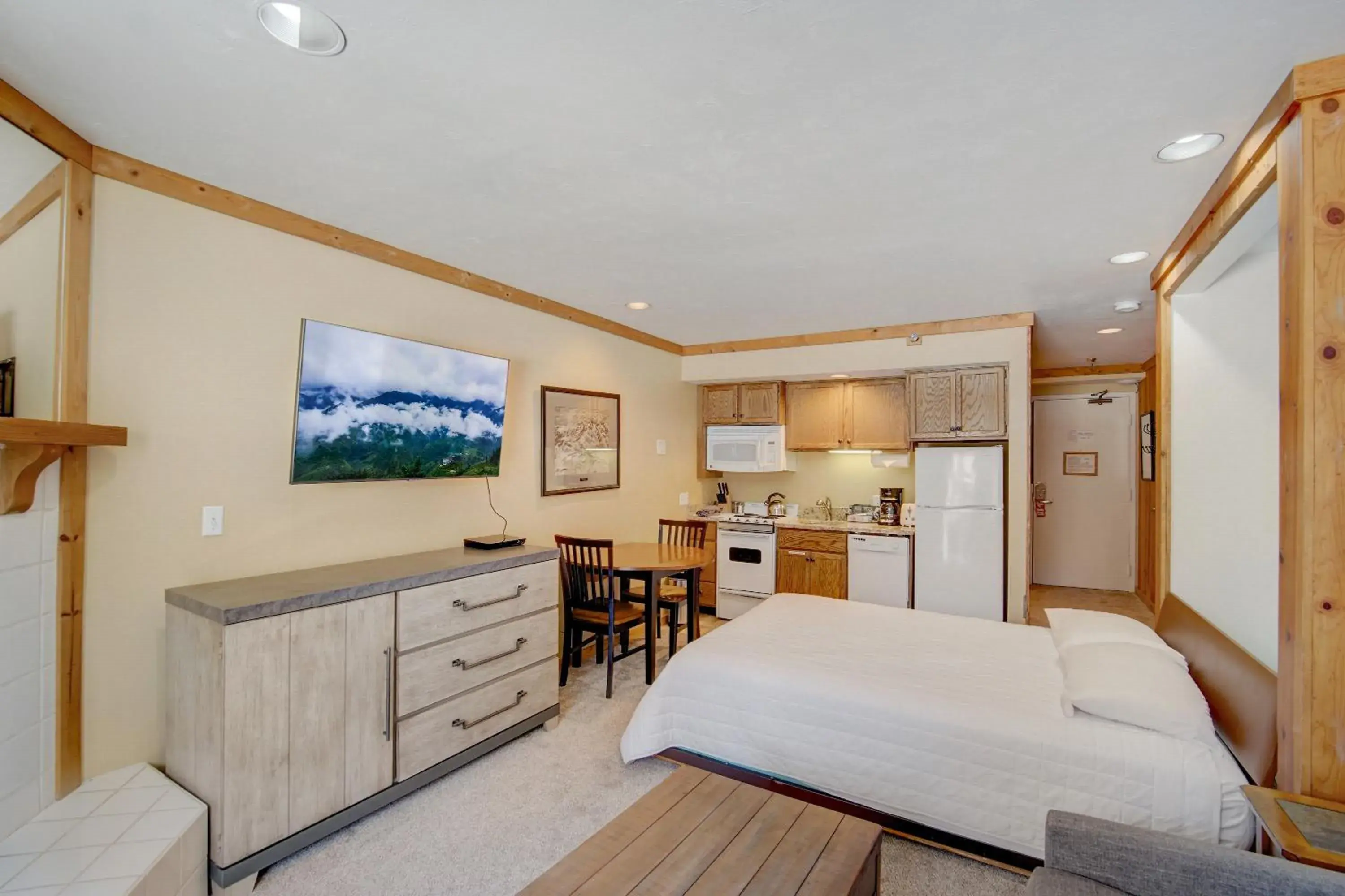 Kitchen or kitchenette, Bed in The Lodge at the Mountain Village