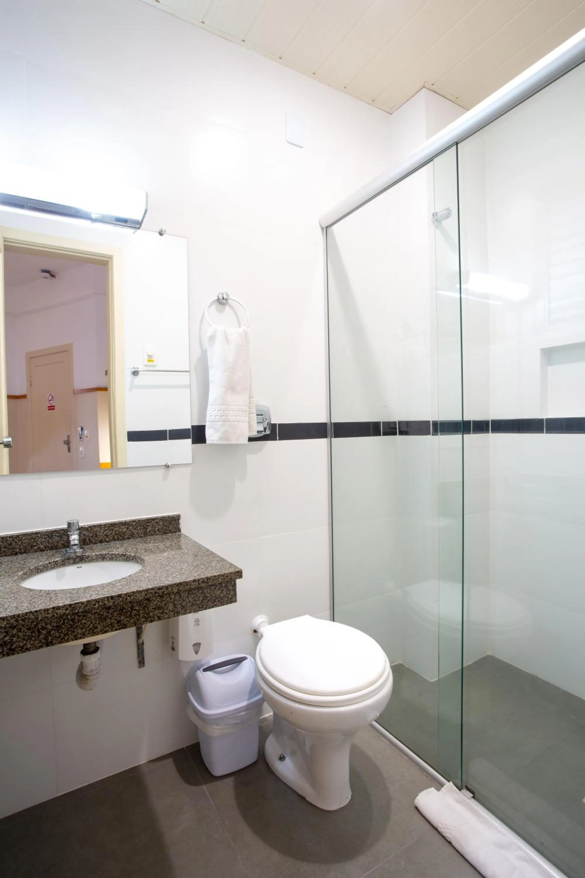 Shower in Oscar Hotel