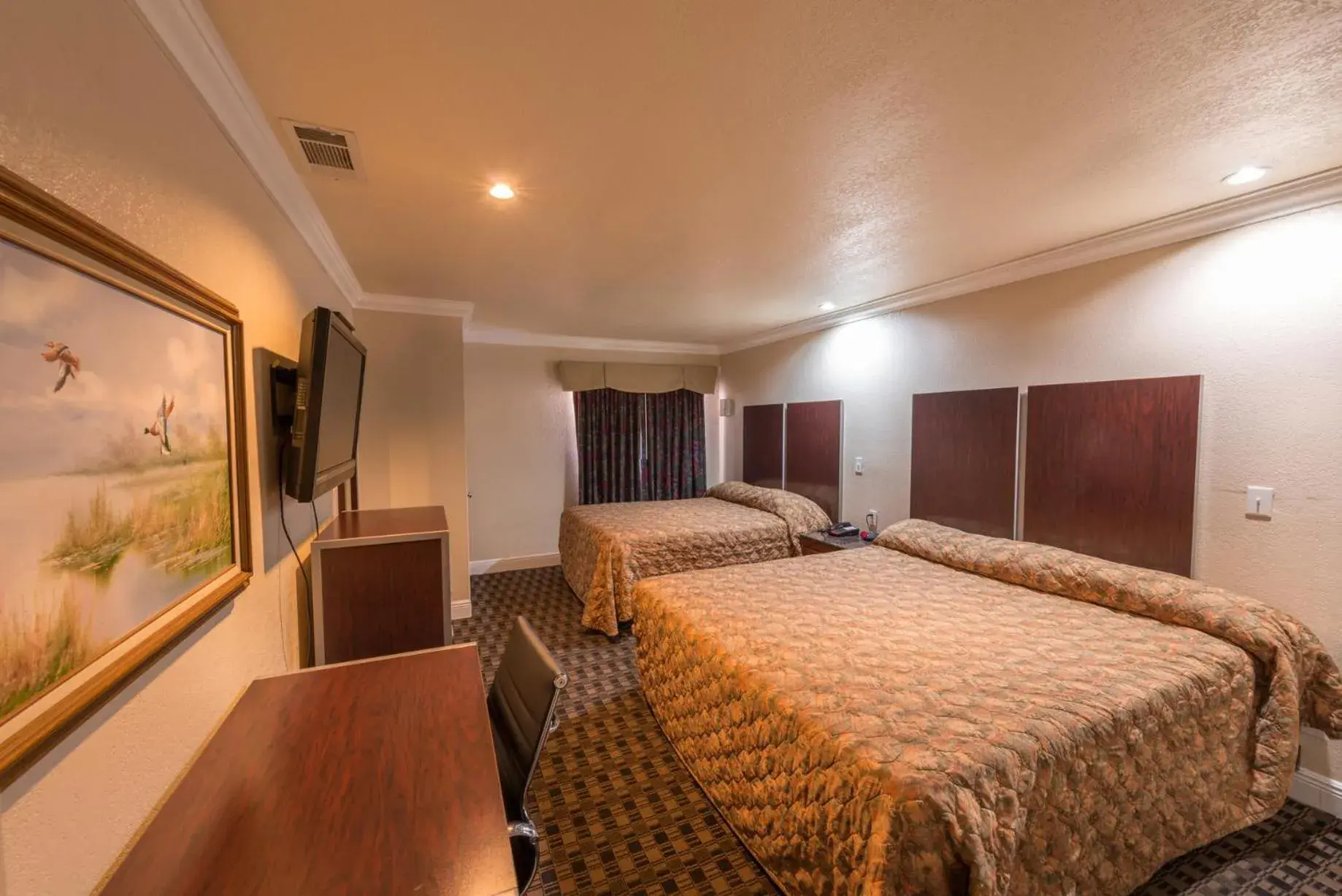 Bed in Edge Water Inn Bed in Edge Water Inn