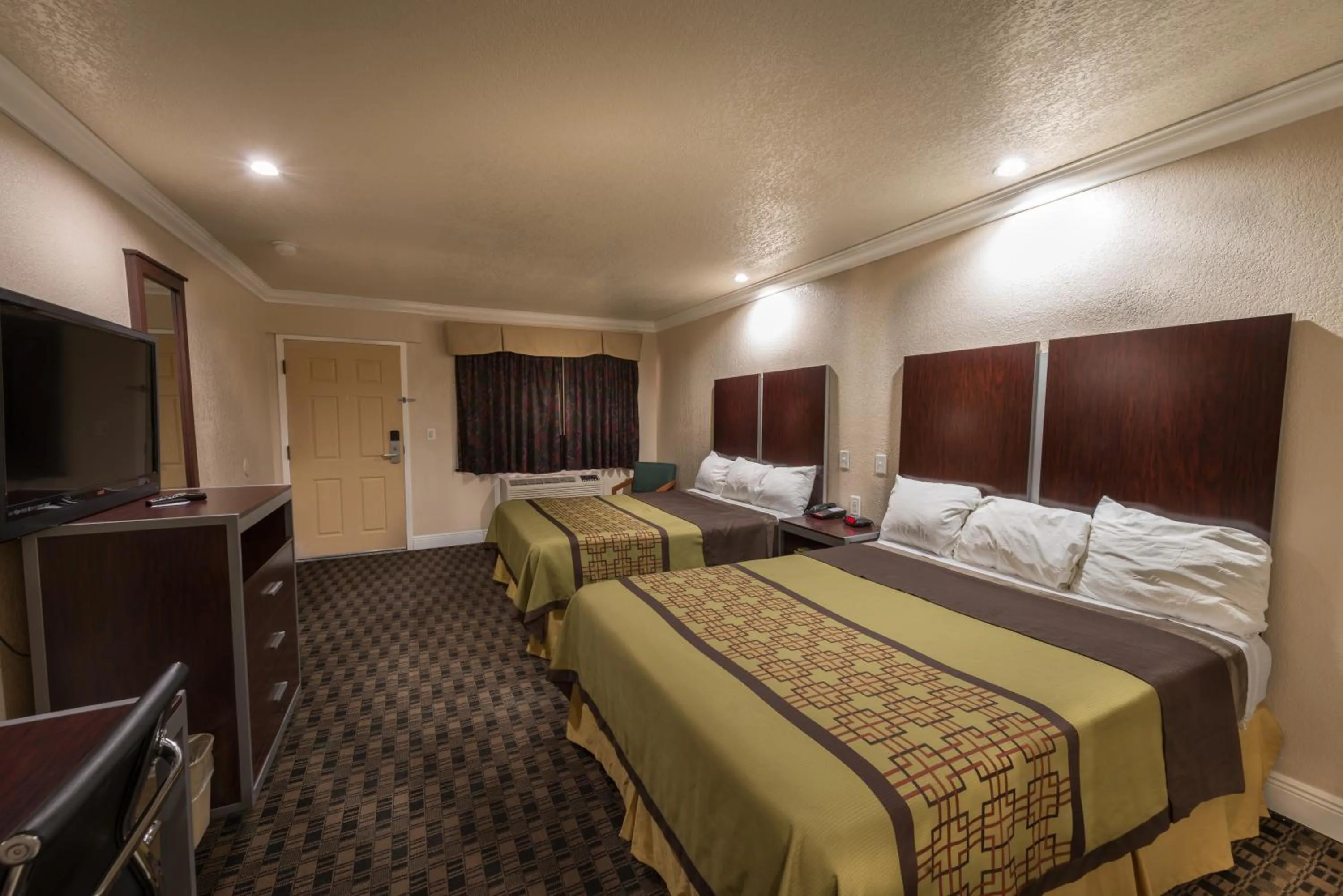 Bed in Edge Water Inn