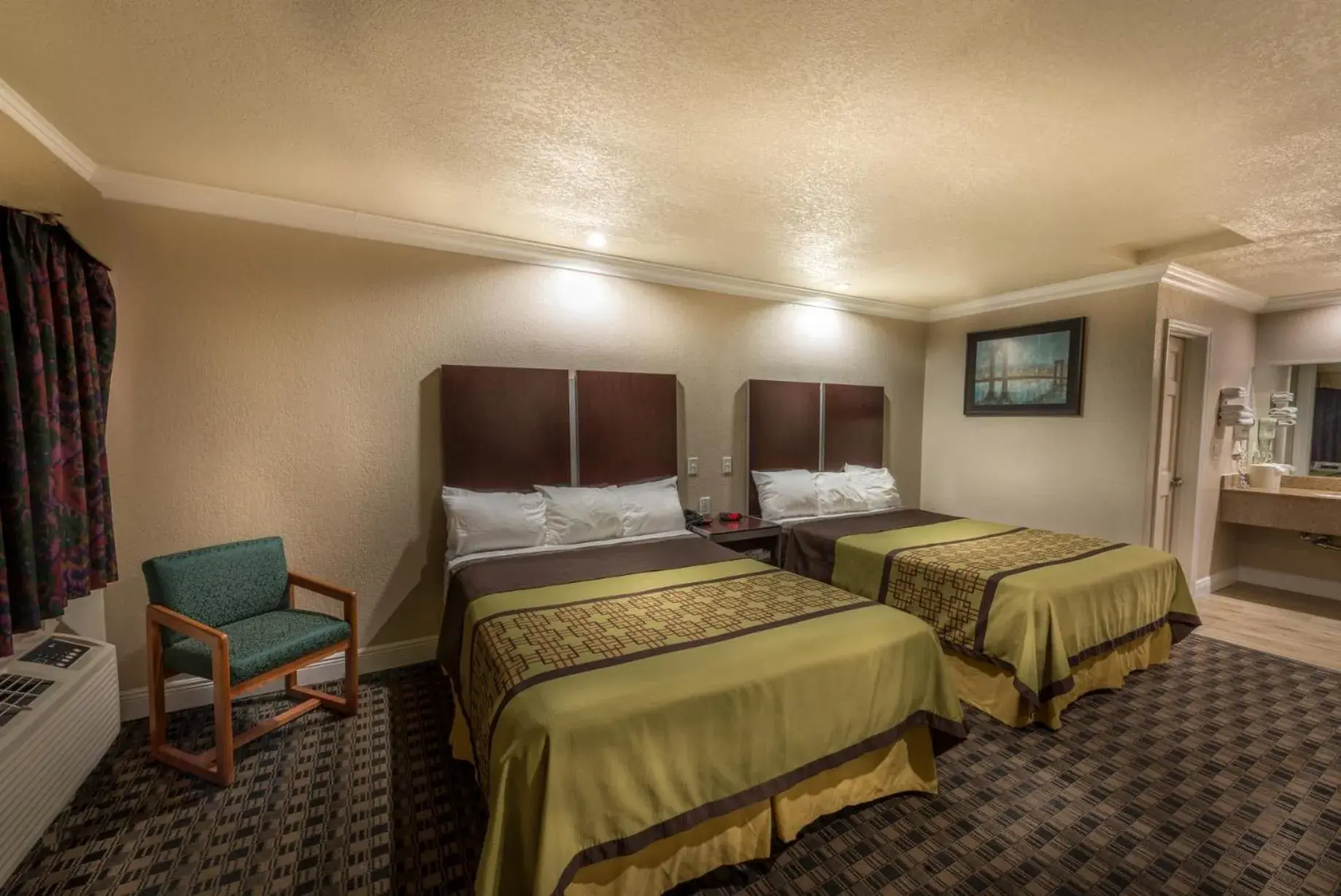 Bed in Edge Water Inn Bed in Edge Water Inn