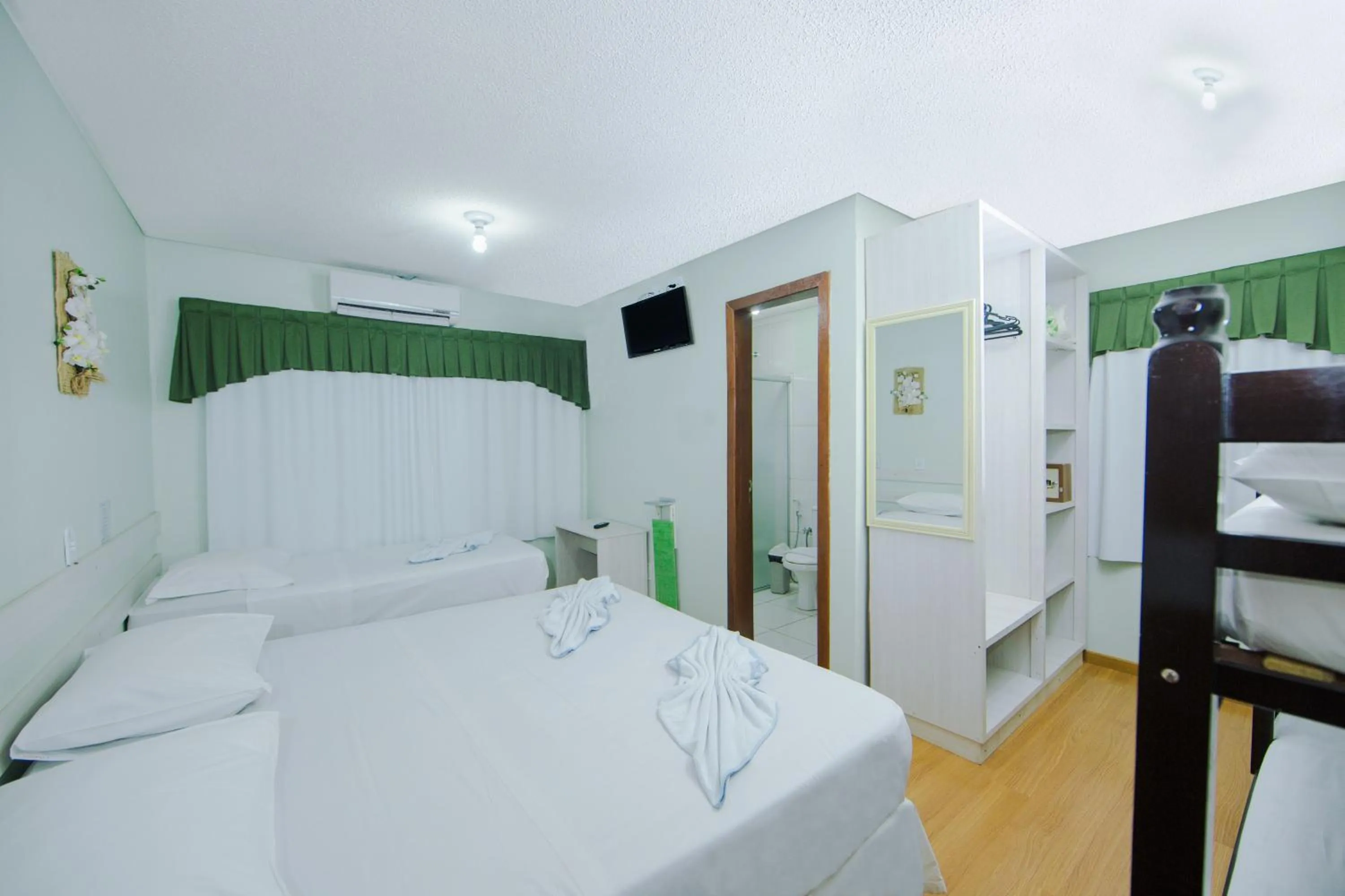 Property building, Bed in Hotel e Pousada Caroline