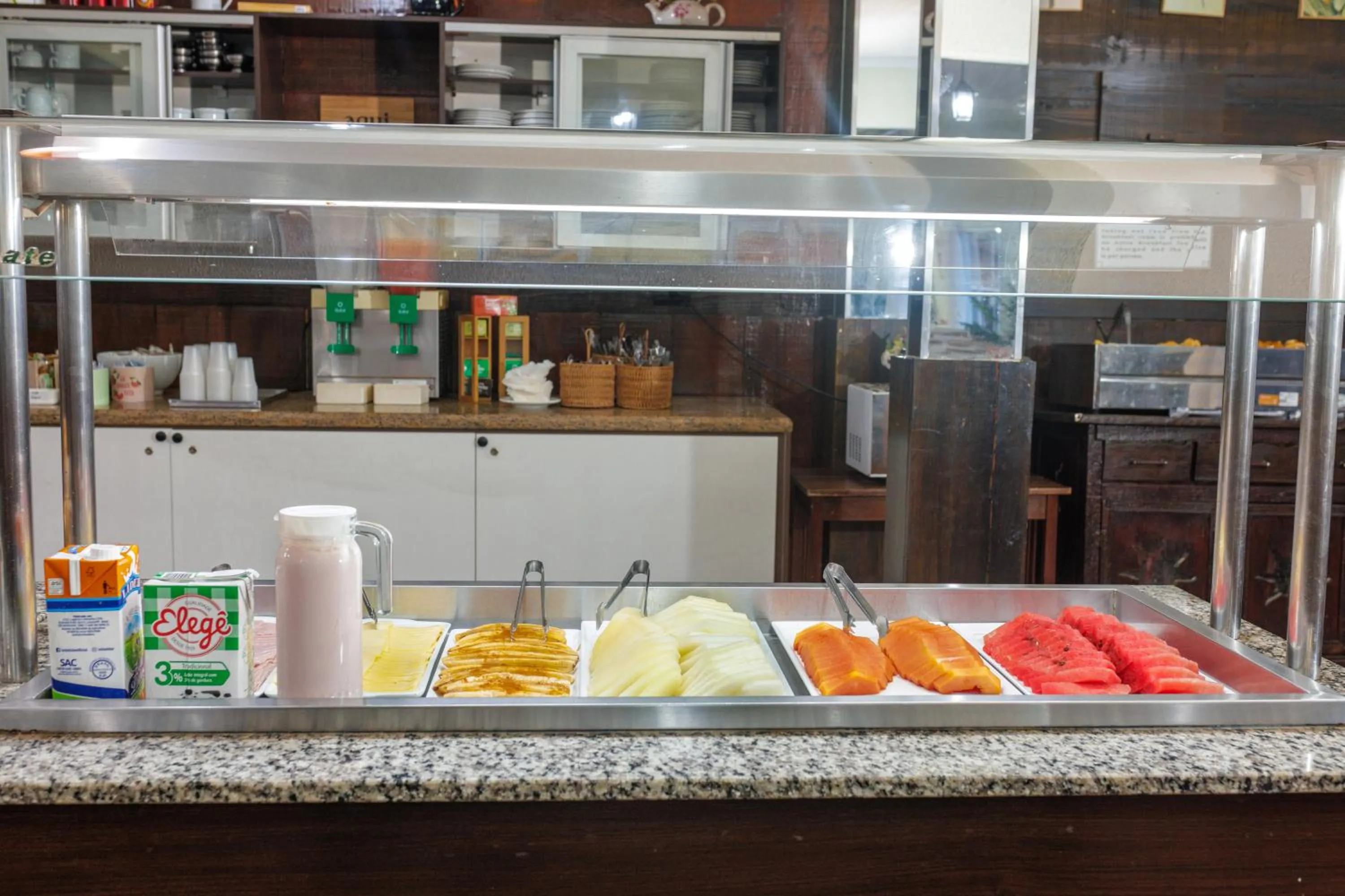 Breakfast in Hotel e Pousada Caroline