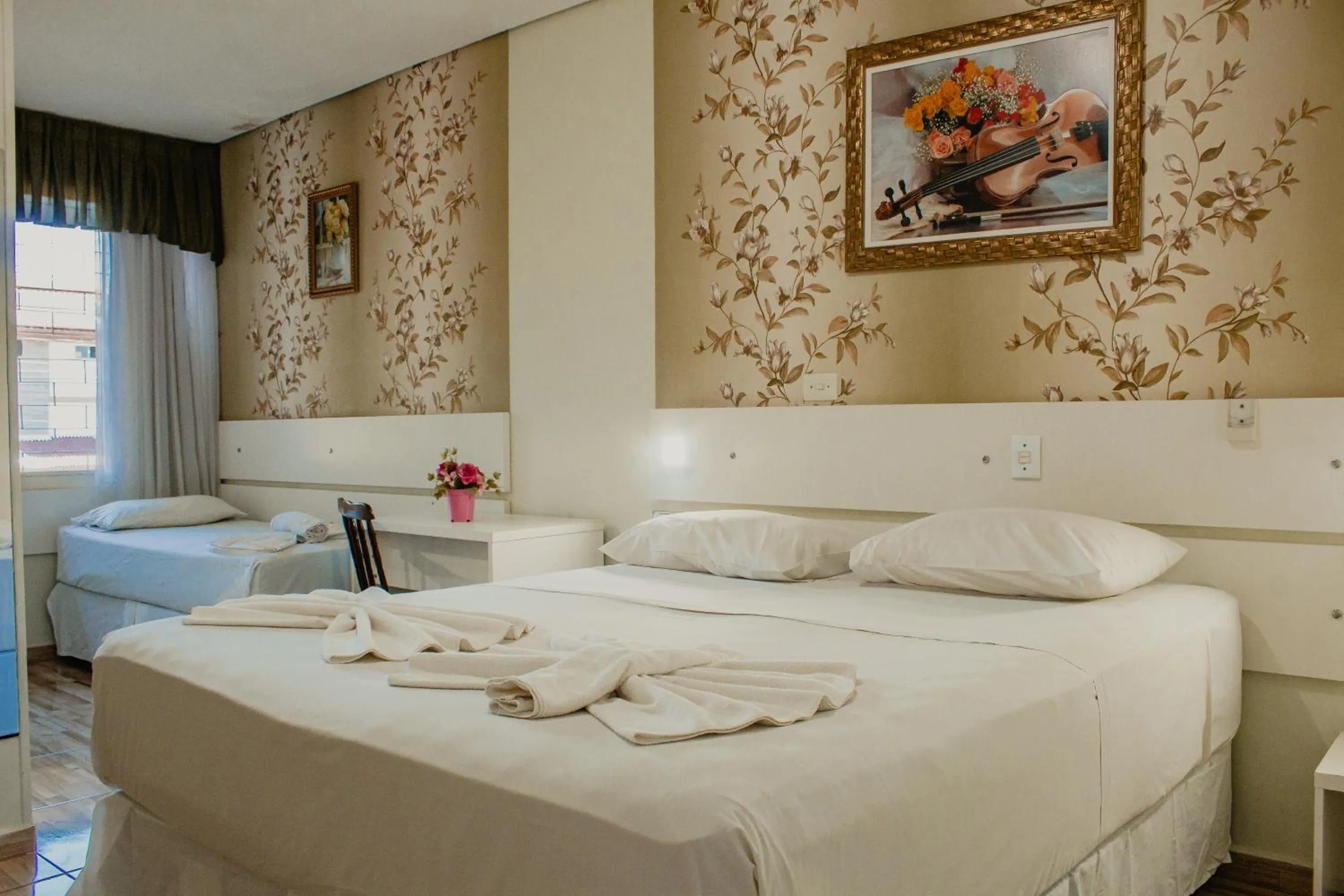 Bedroom, Bed in Hotel e Pousada Caroline