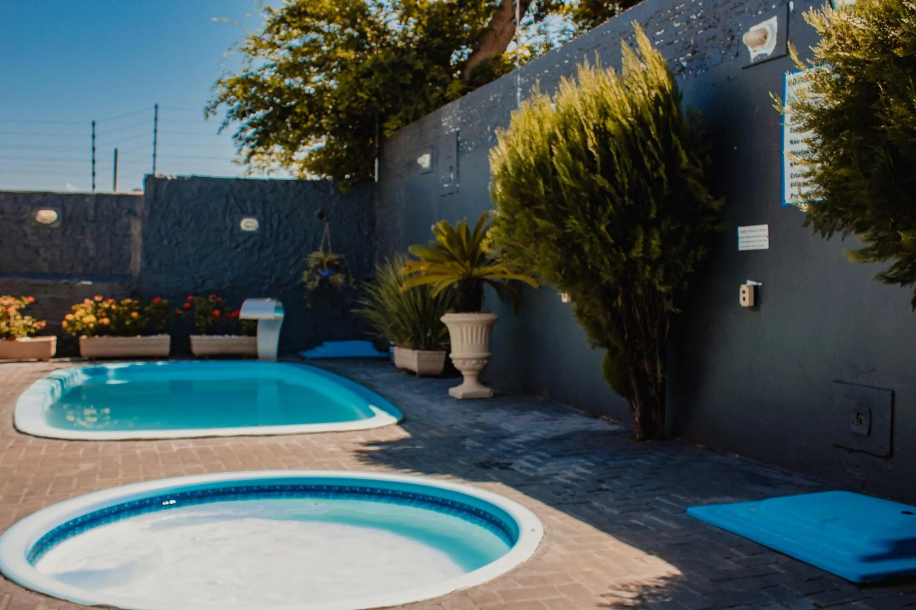 Pool view in Hotel e Pousada Caroline