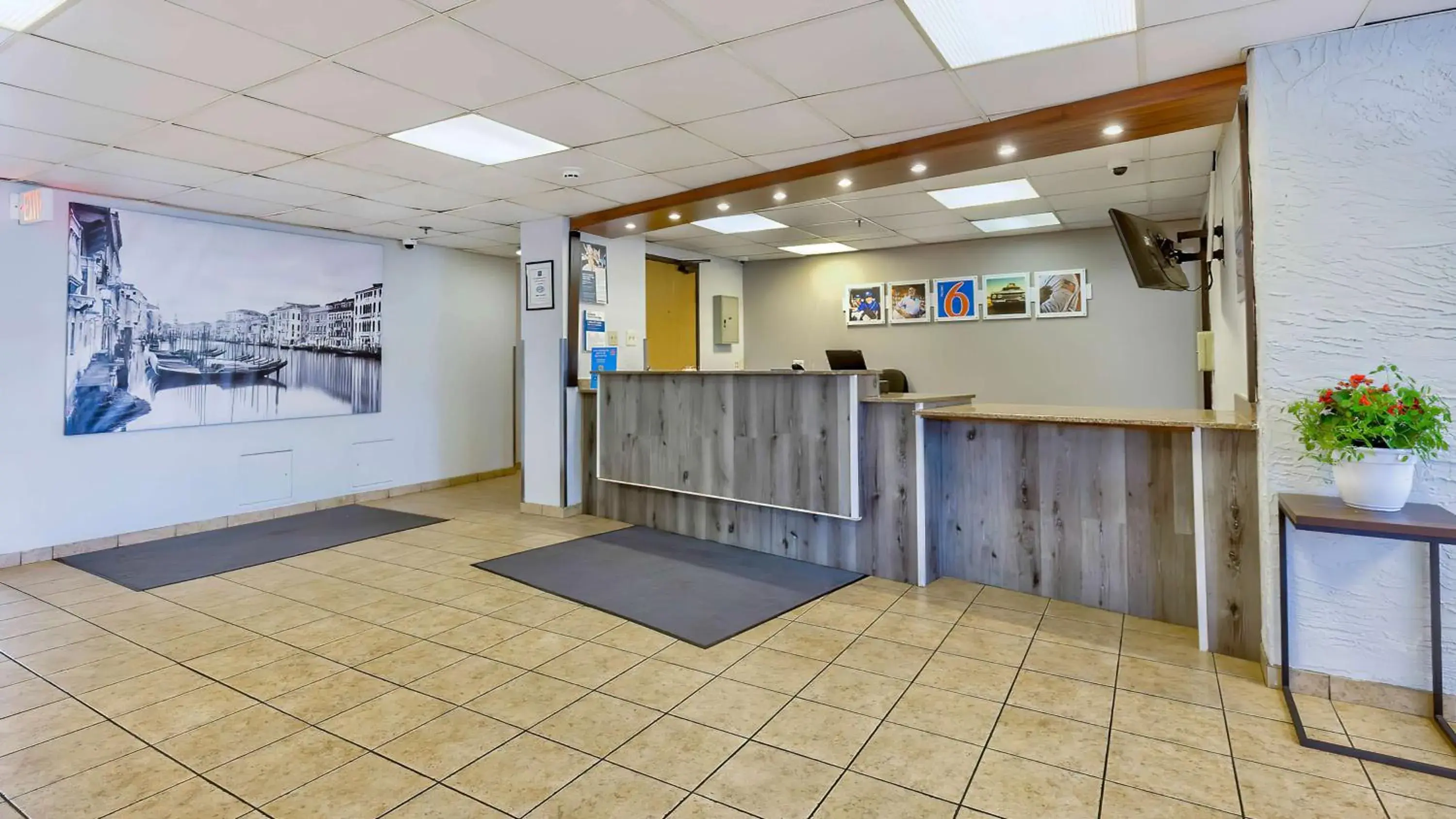 Lobby or reception in Motel 6-Milwaukee, WI - Glendale Lobby or reception in Motel 6-Milwaukee, WI - Glendale
