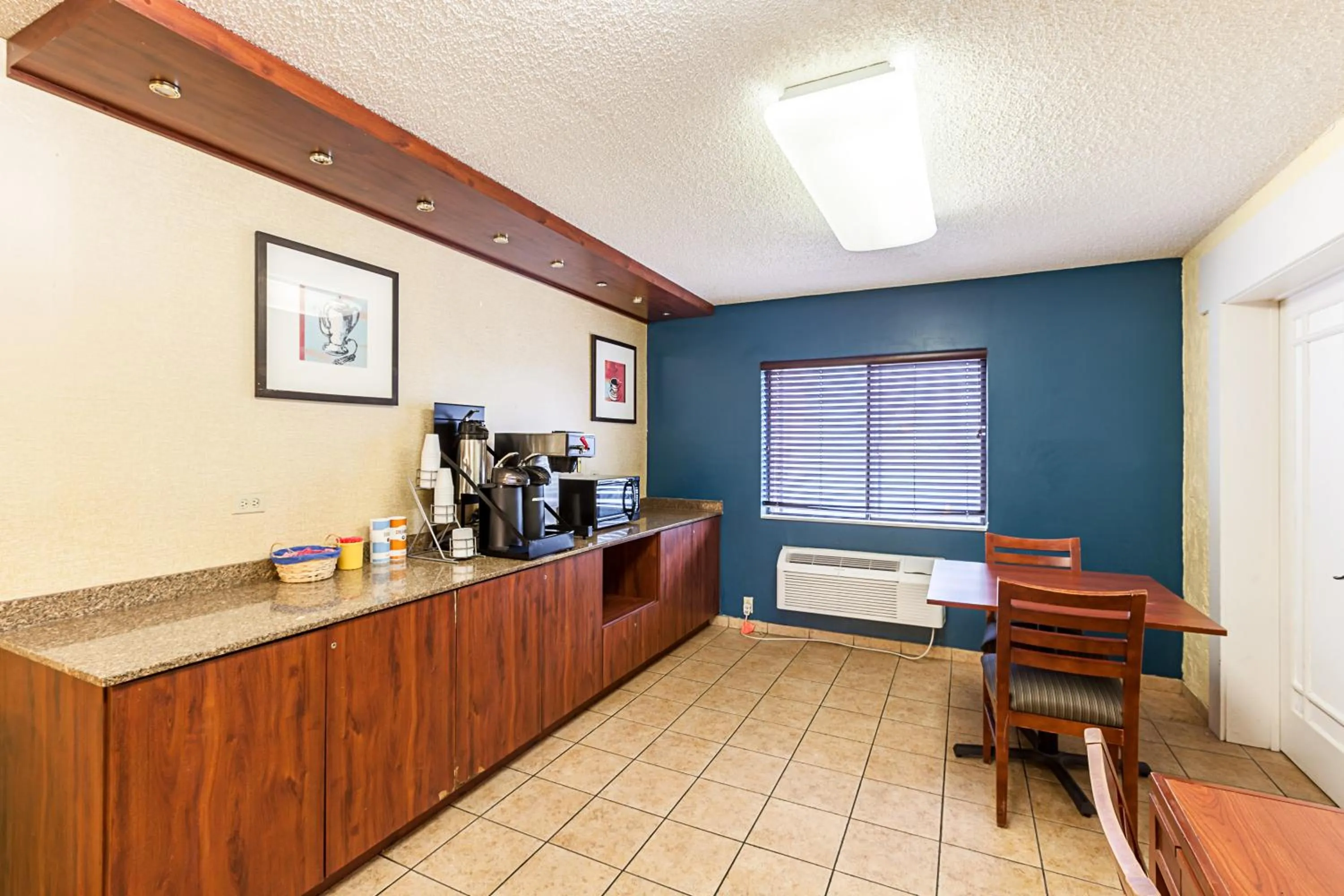 Food and drinks in Motel 6-Milwaukee, WI - Glendale