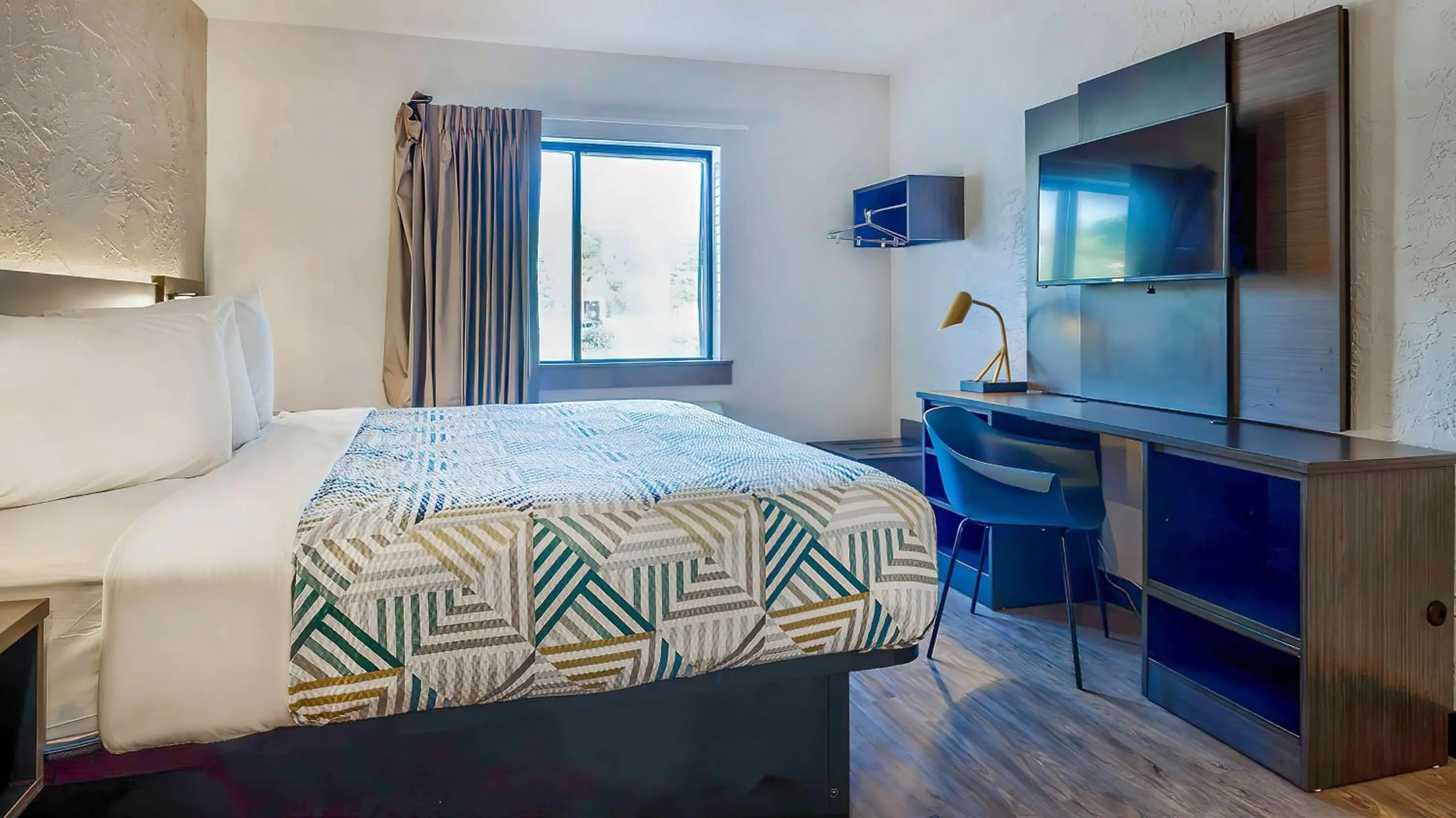 Bedroom, Bed in Motel 6-Milwaukee, WI - Glendale