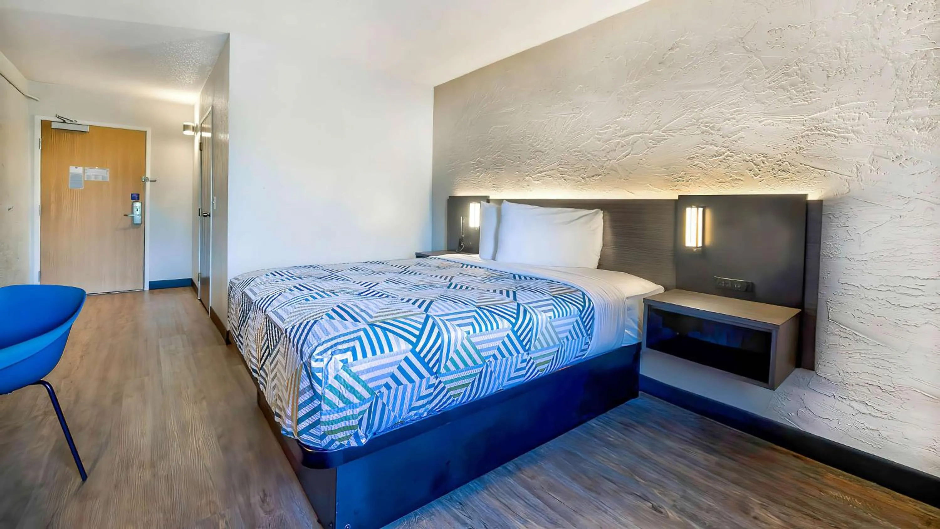 Bedroom, Bed in Motel 6-Milwaukee, WI - Glendale