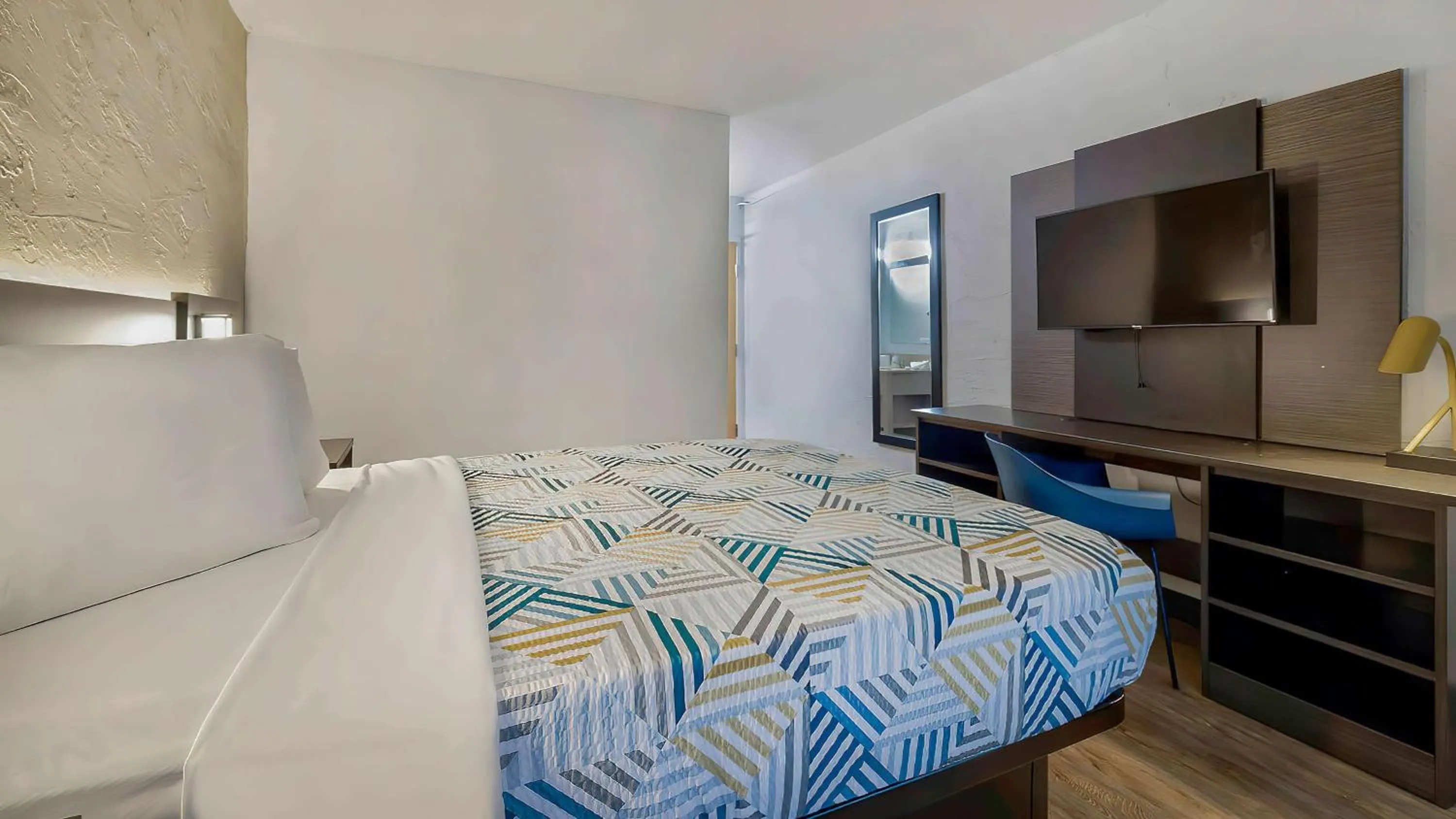 Bedroom, Bed in Motel 6-Milwaukee, WI - Glendale