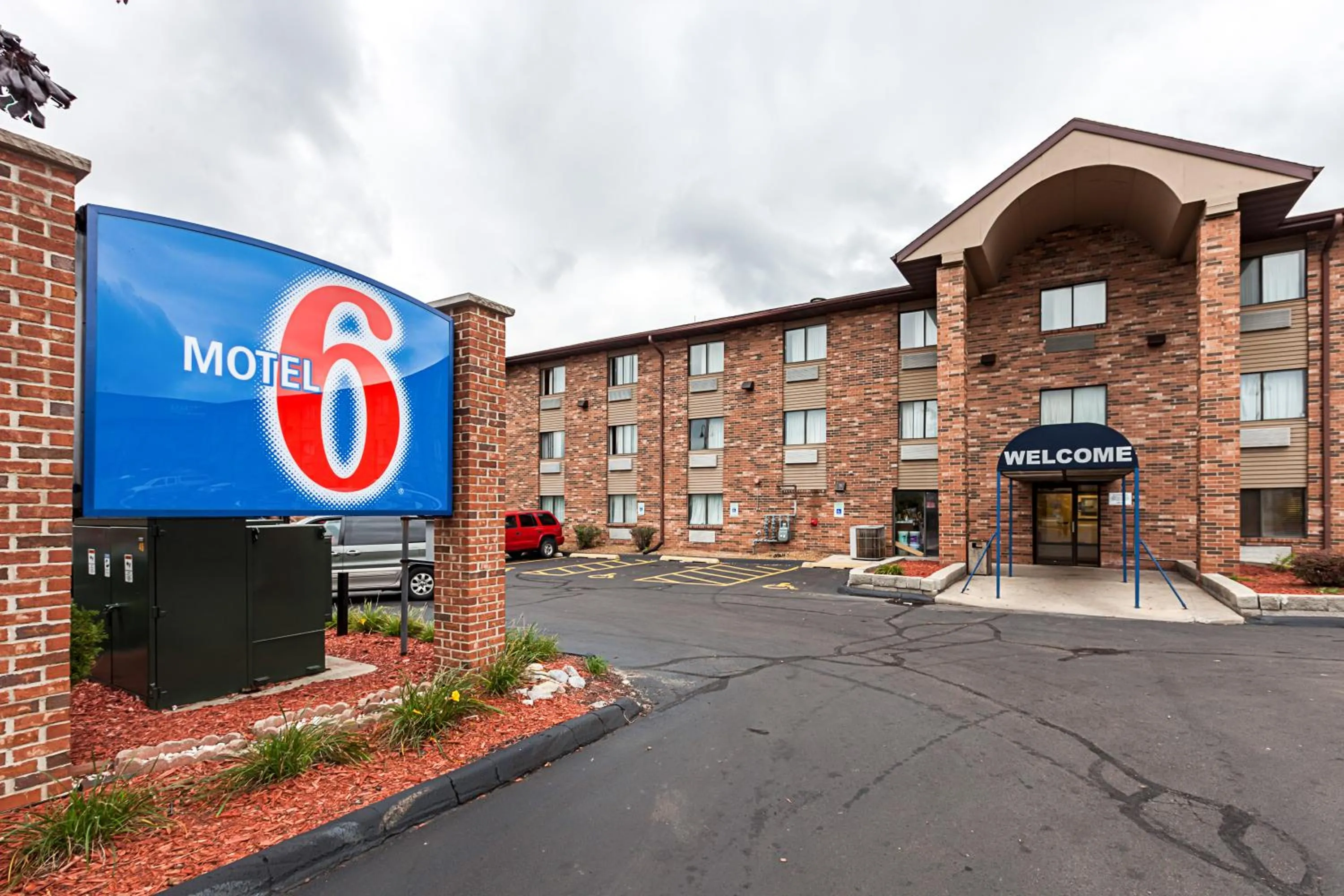 Facade/entrance in Motel 6-Milwaukee, WI - Glendale