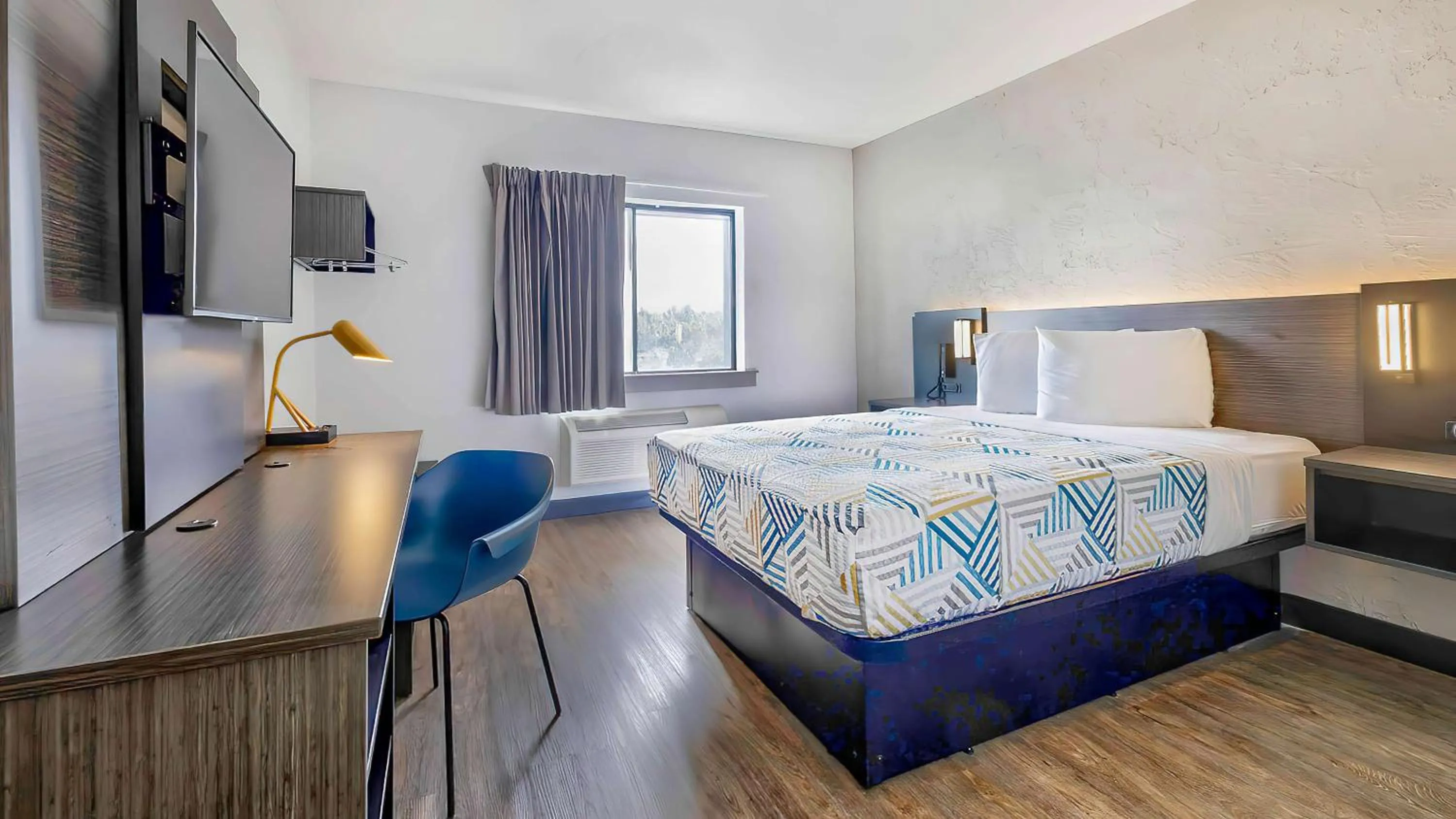 Bedroom, Bed in Motel 6-Milwaukee, WI - Glendale