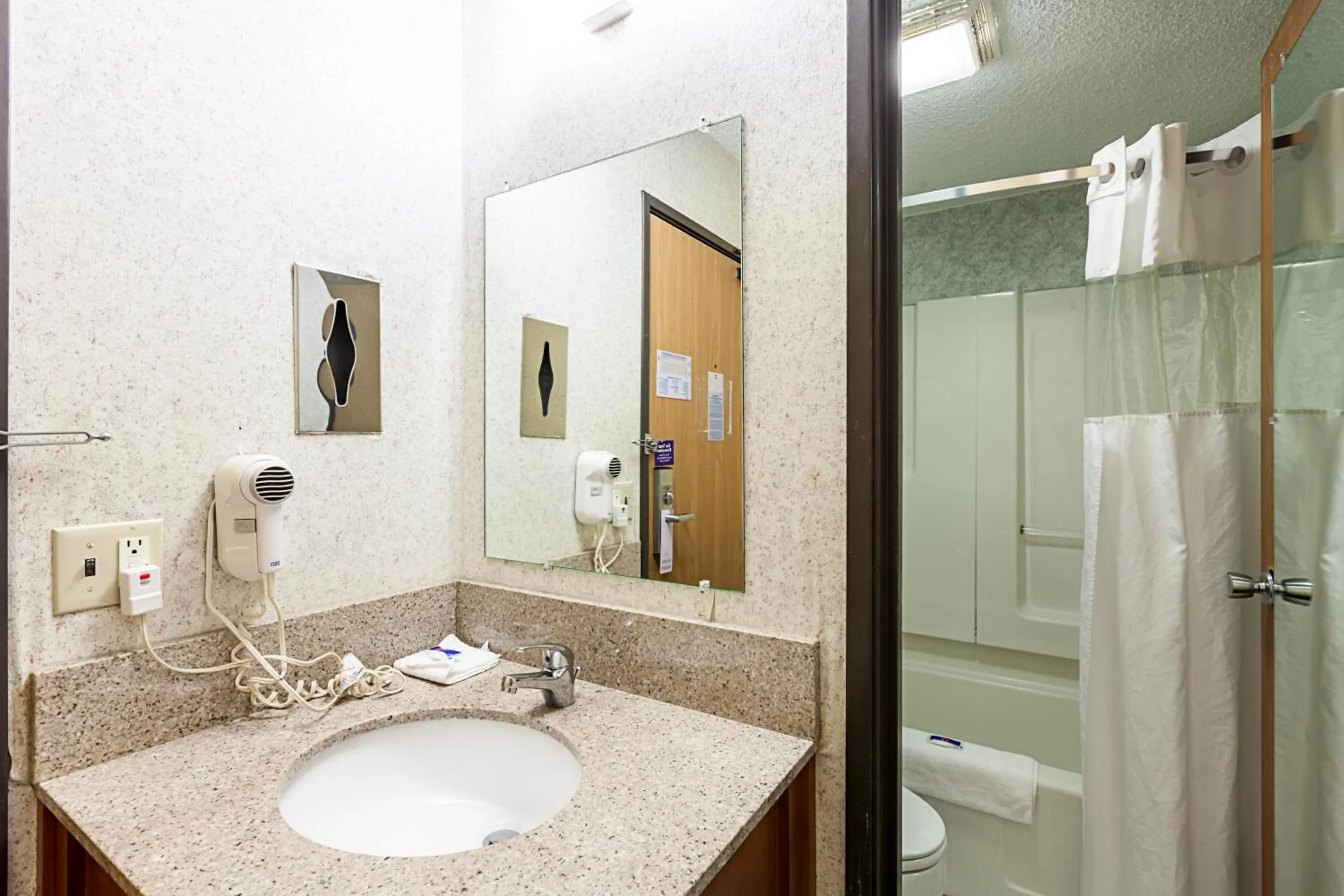 Bathroom in Motel 6-Milwaukee, WI - Glendale