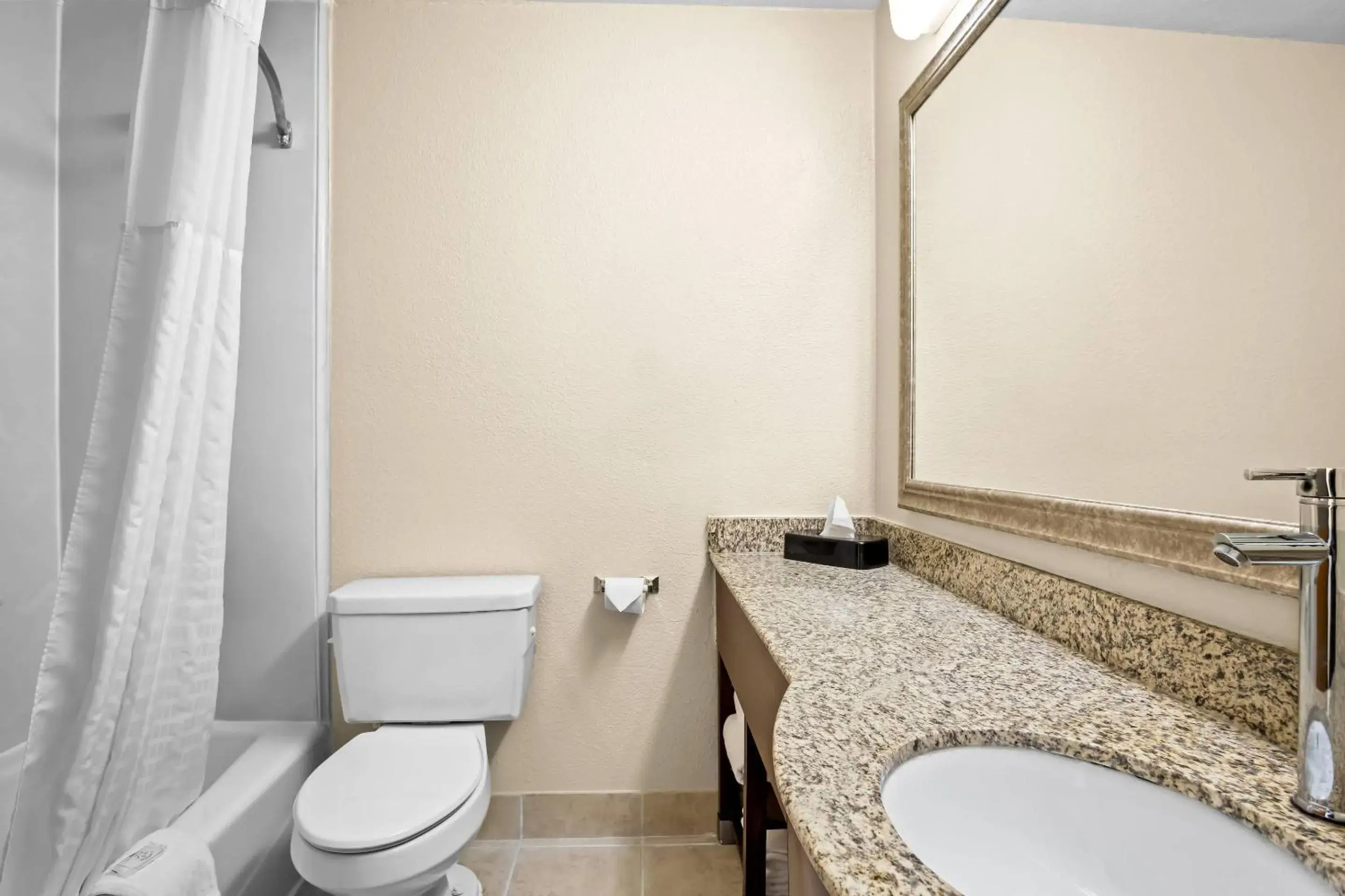 Bedroom in Quality Suites Irving-Las Colinas Bedroom in Quality Suites Irving-Las Colinas