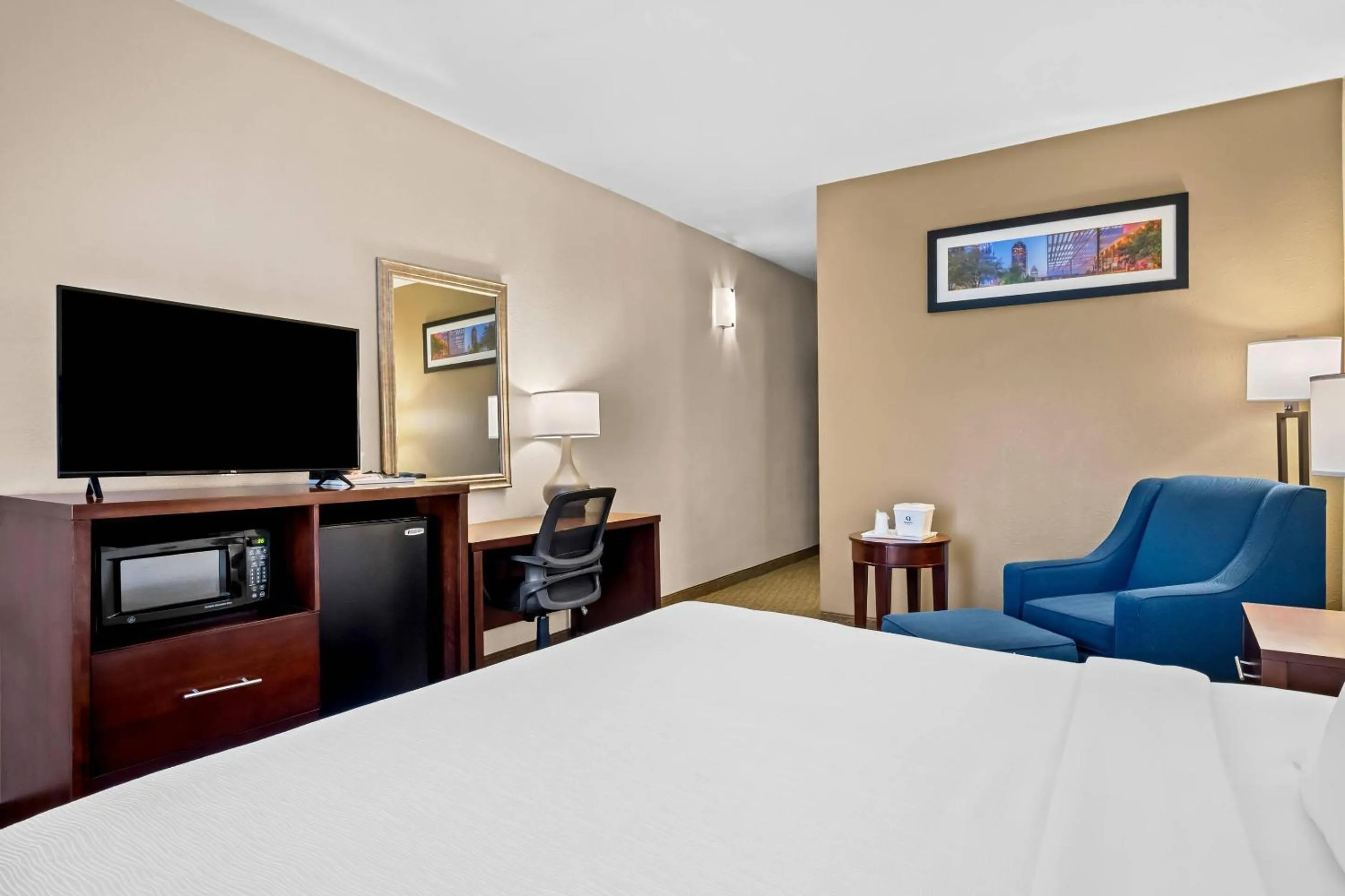 Bedroom, Bed in Quality Suites Irving-Las Colinas