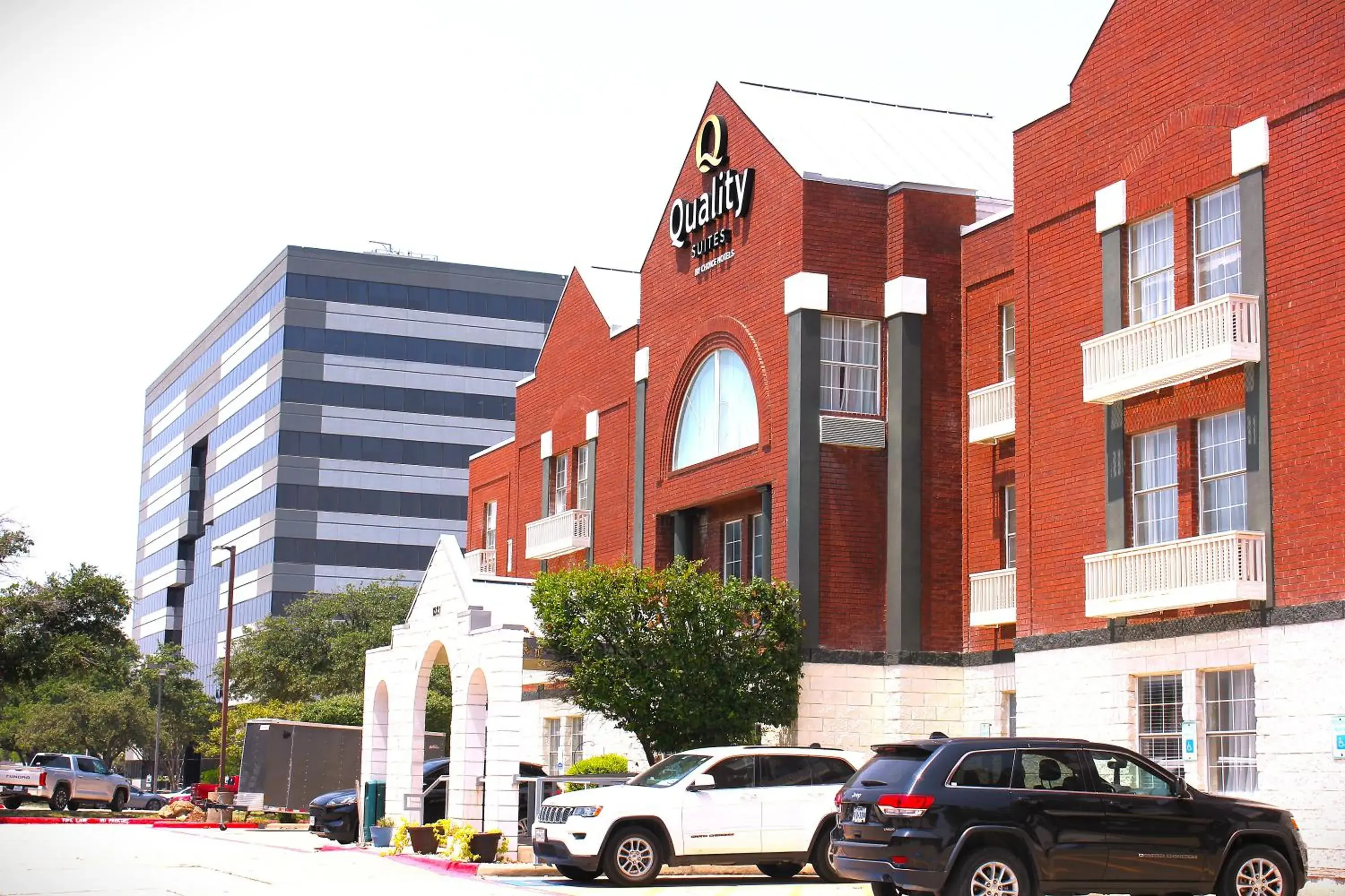 Property building in Quality Suites Irving-Las Colinas Property building in Quality Suites Irving-Las Colinas