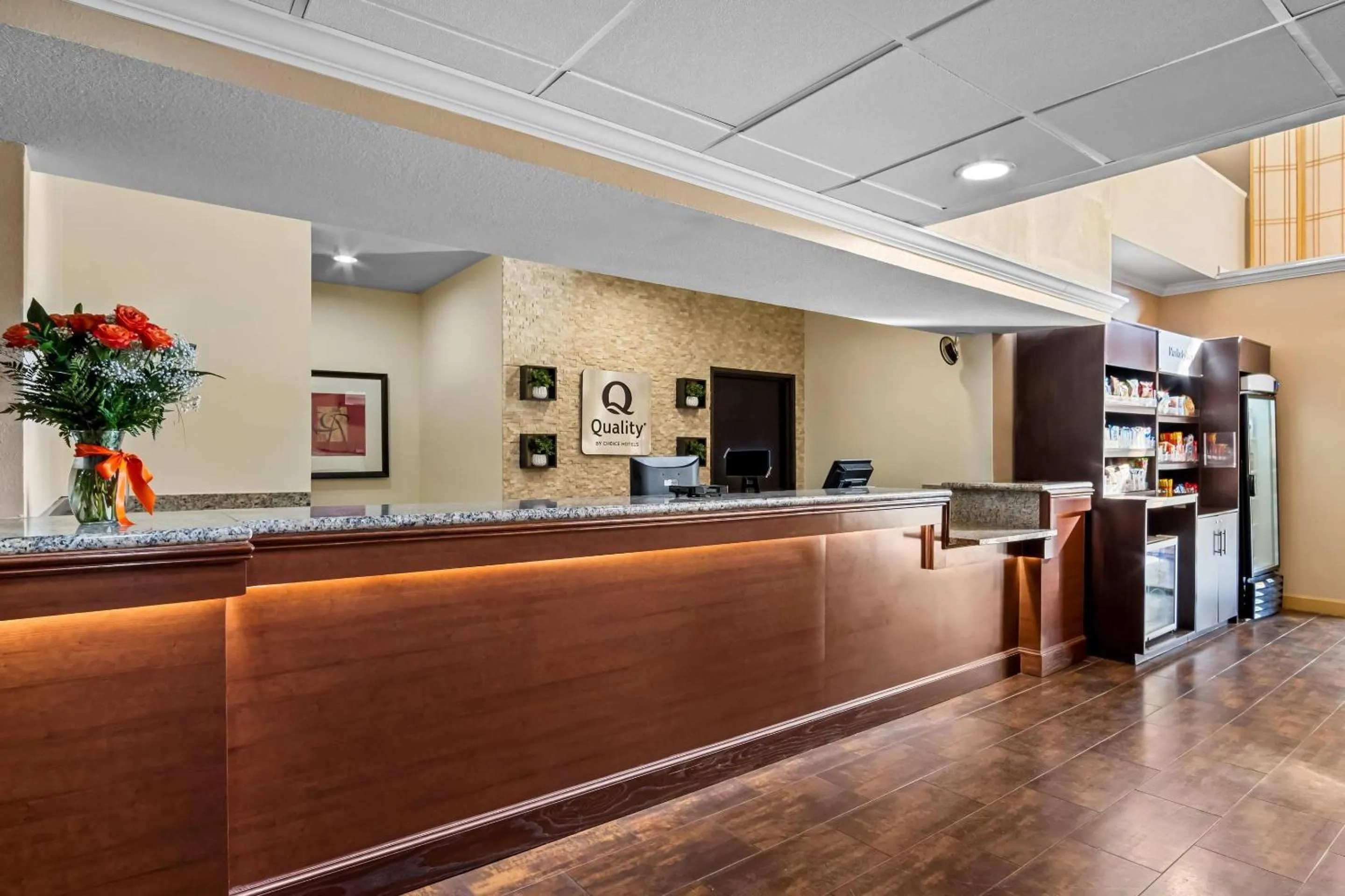 Lobby or reception in Quality Suites Irving-Las Colinas
