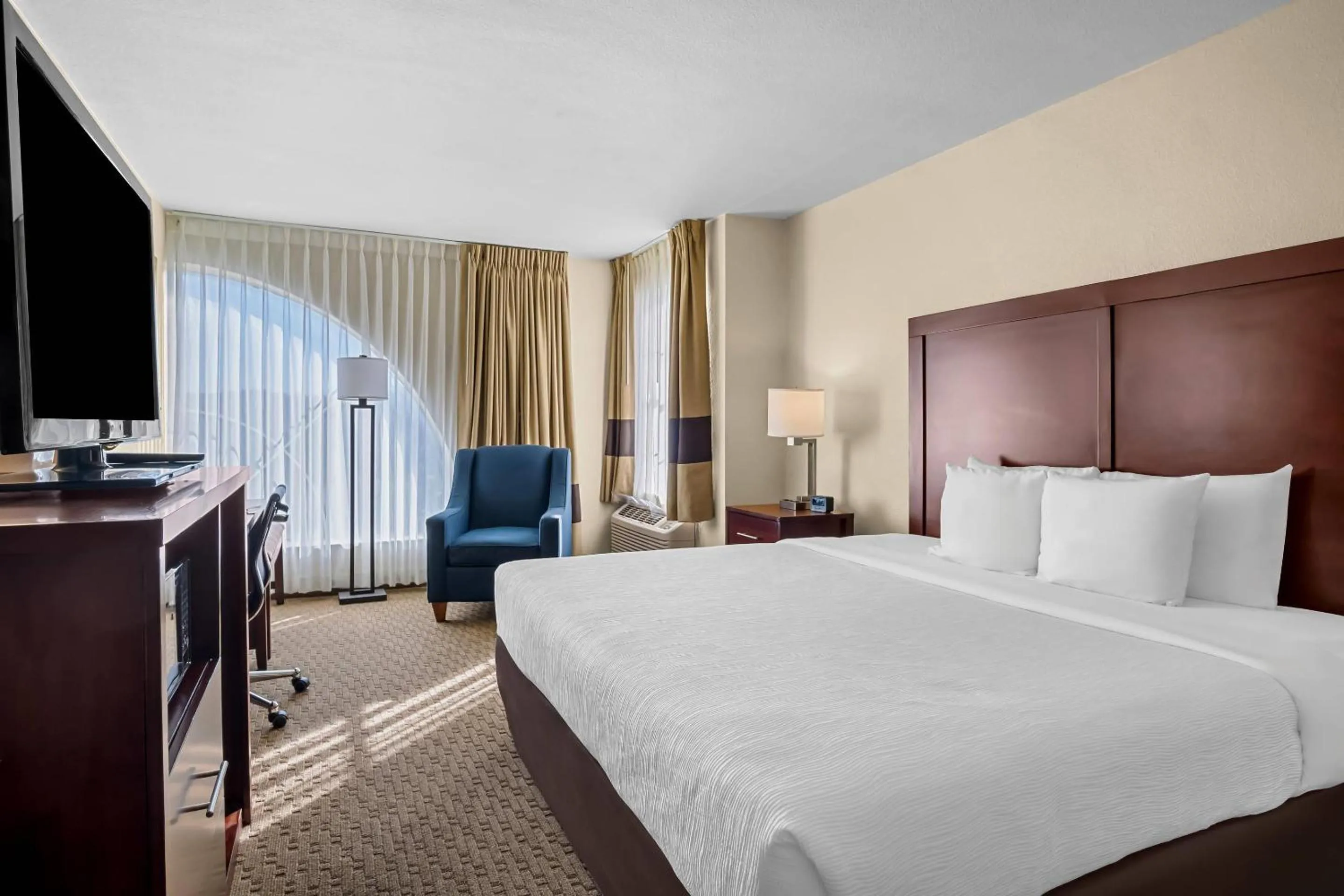 Bedroom, Bed in Quality Suites Irving-Las Colinas