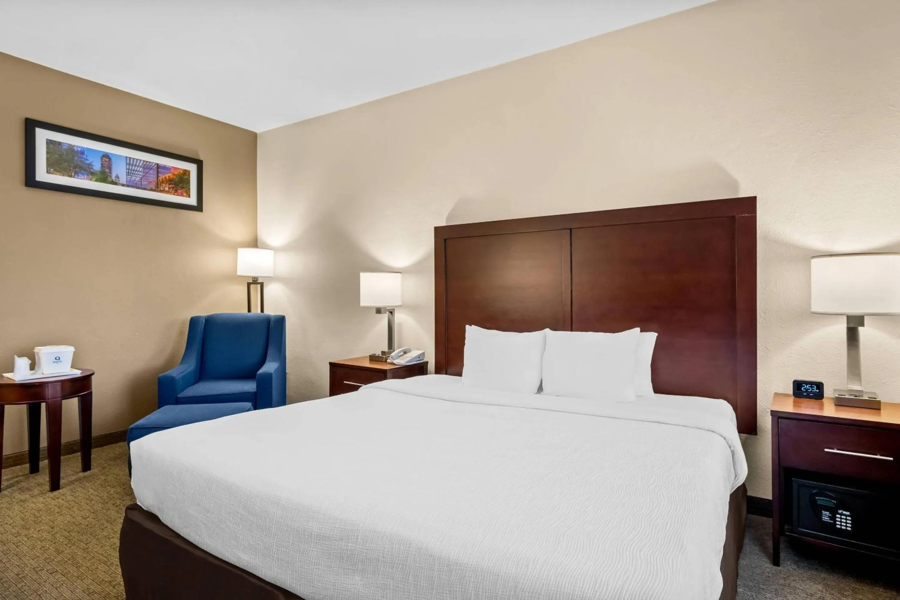 Bedroom, Bed in Quality Suites Irving-Las Colinas