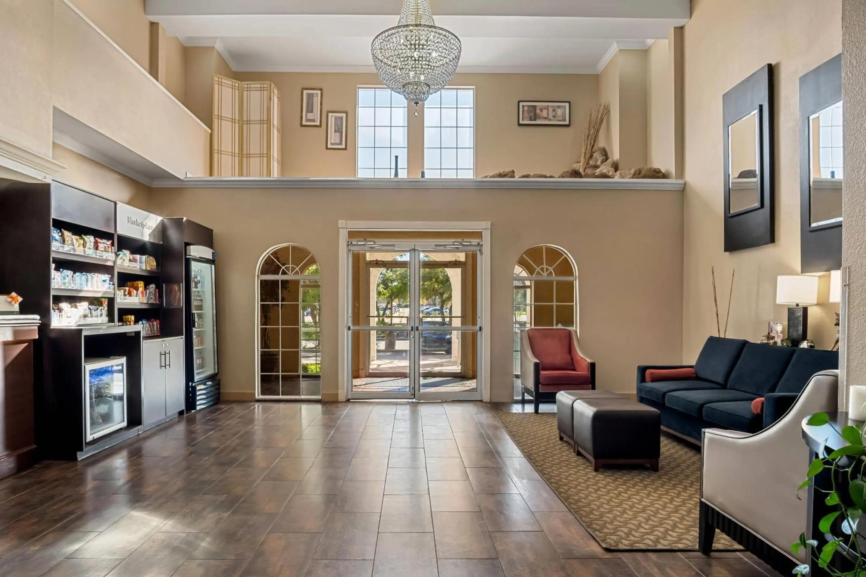 Lobby or reception in Quality Suites Irving-Las Colinas
