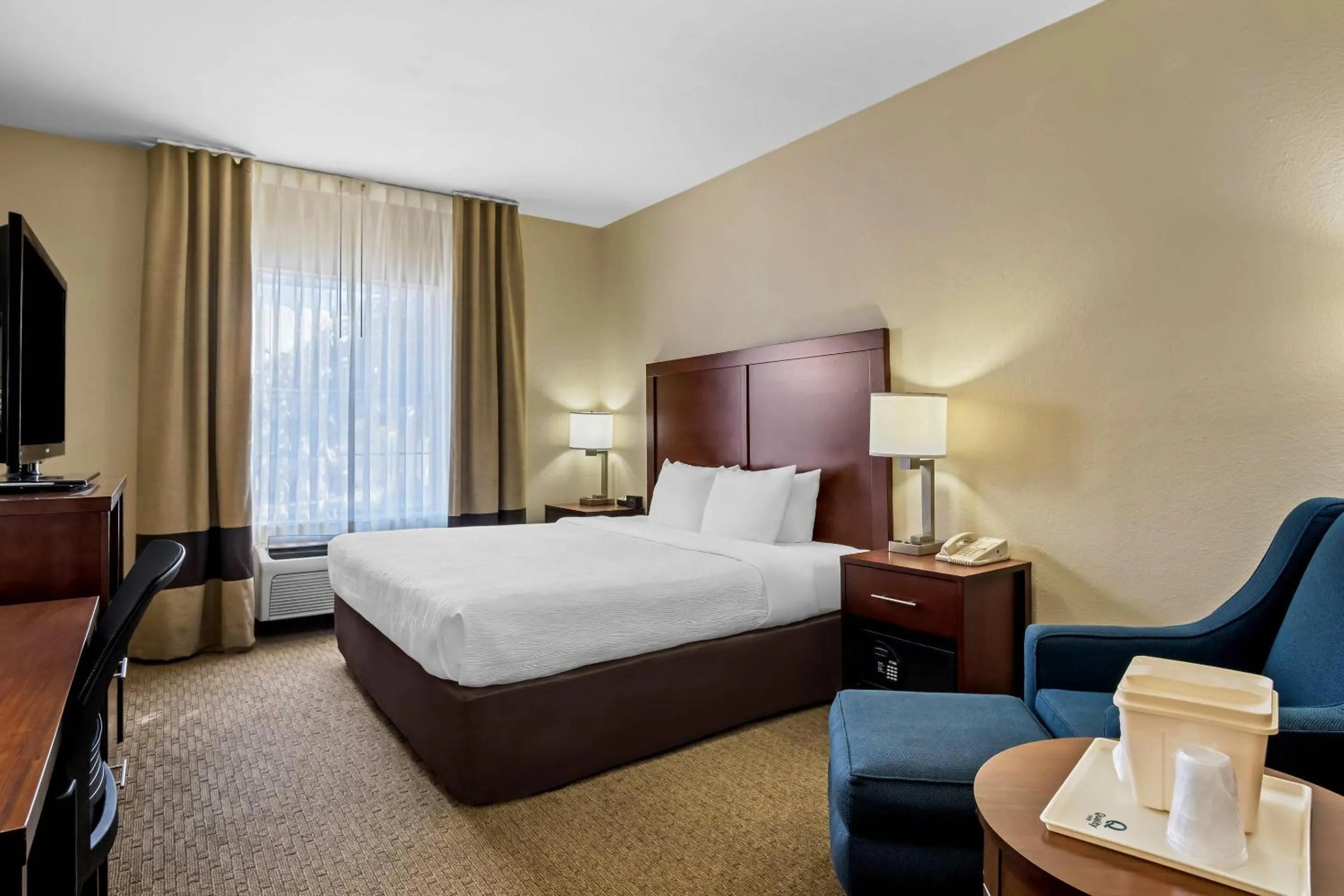 Bedroom, Bed in Quality Suites Irving-Las Colinas