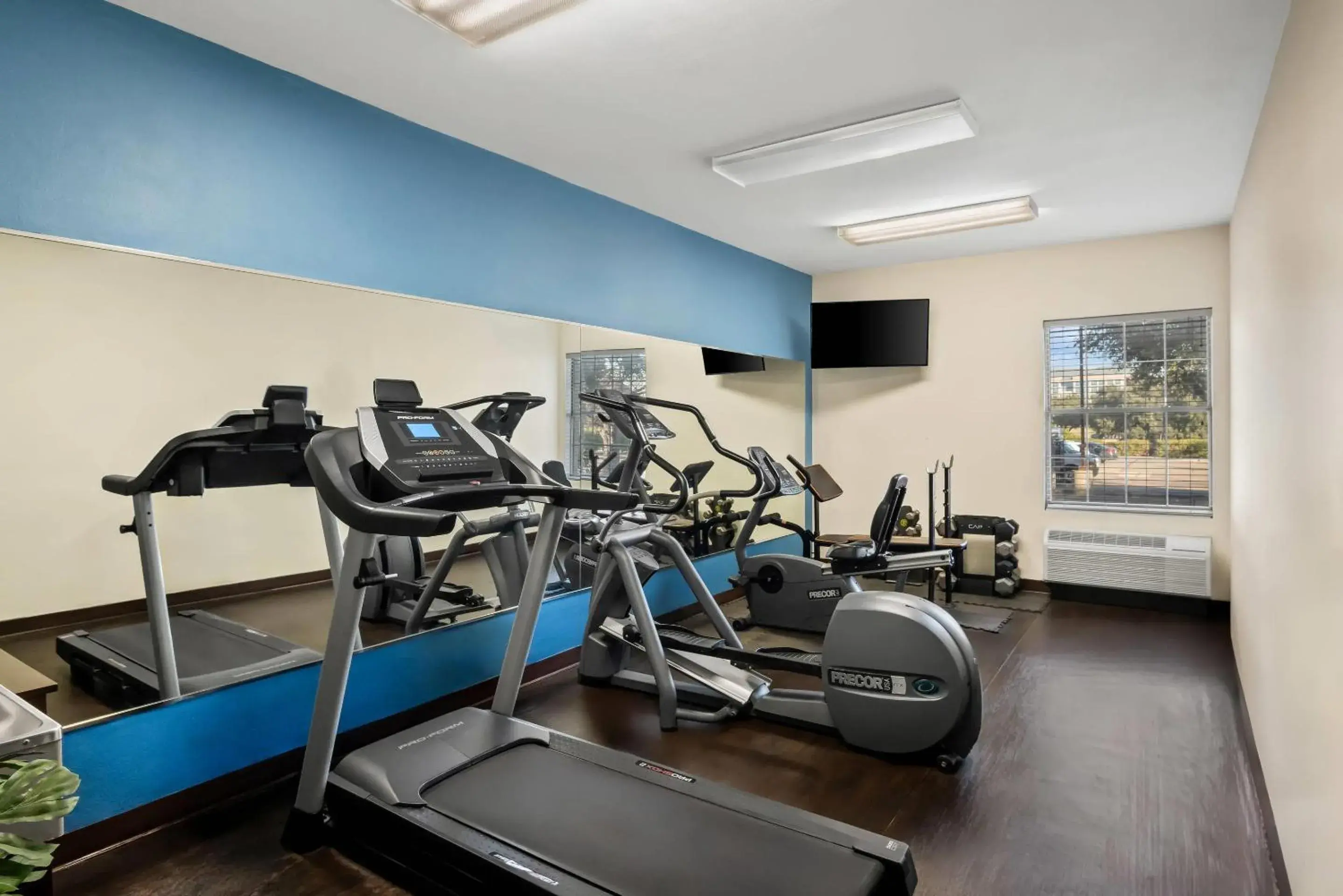 Fitness centre/facilities in Quality Suites Irving-Las Colinas Fitness centre/facilities in Quality Suites Irving-Las Colinas