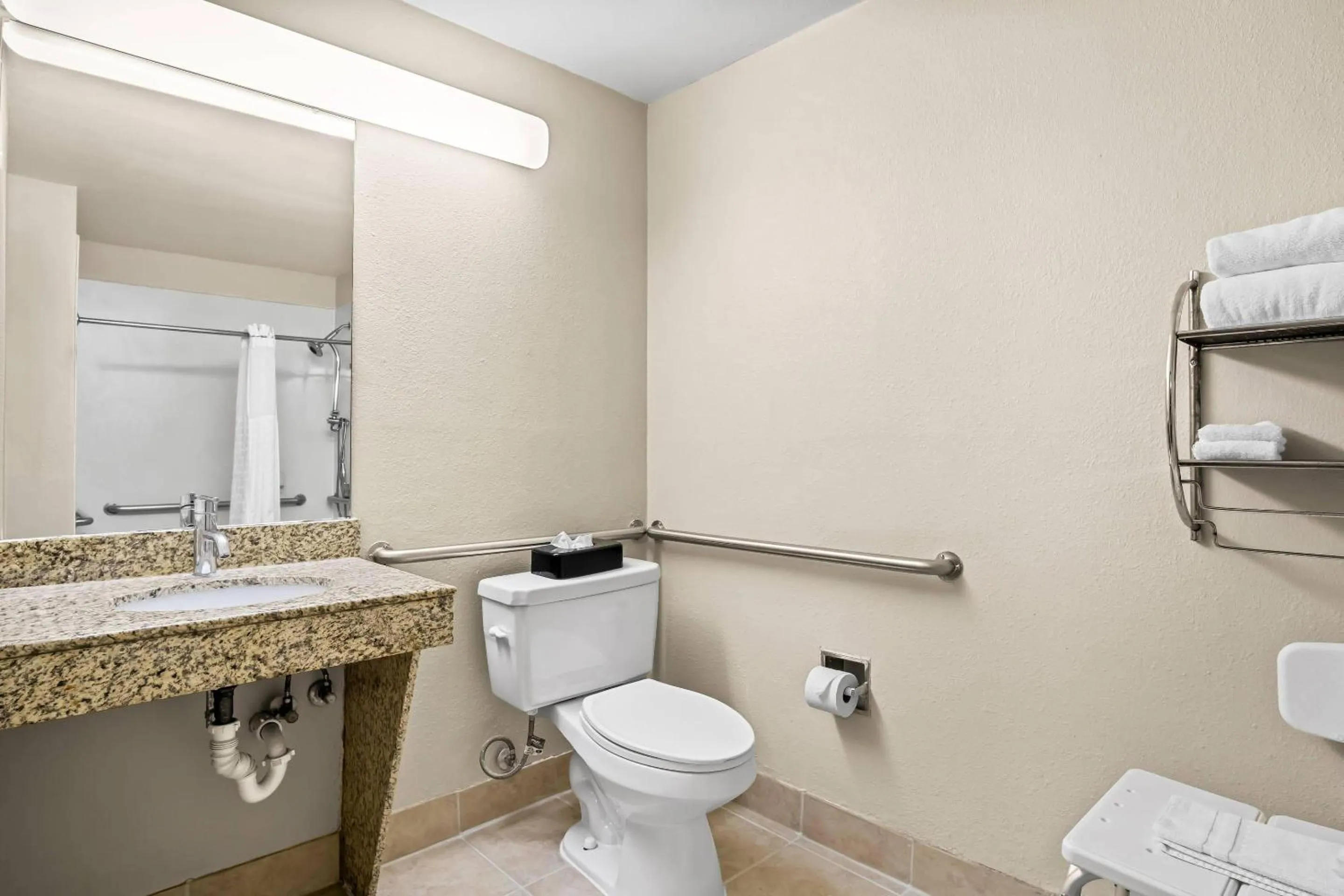 Bedroom in Quality Suites Irving-Las Colinas