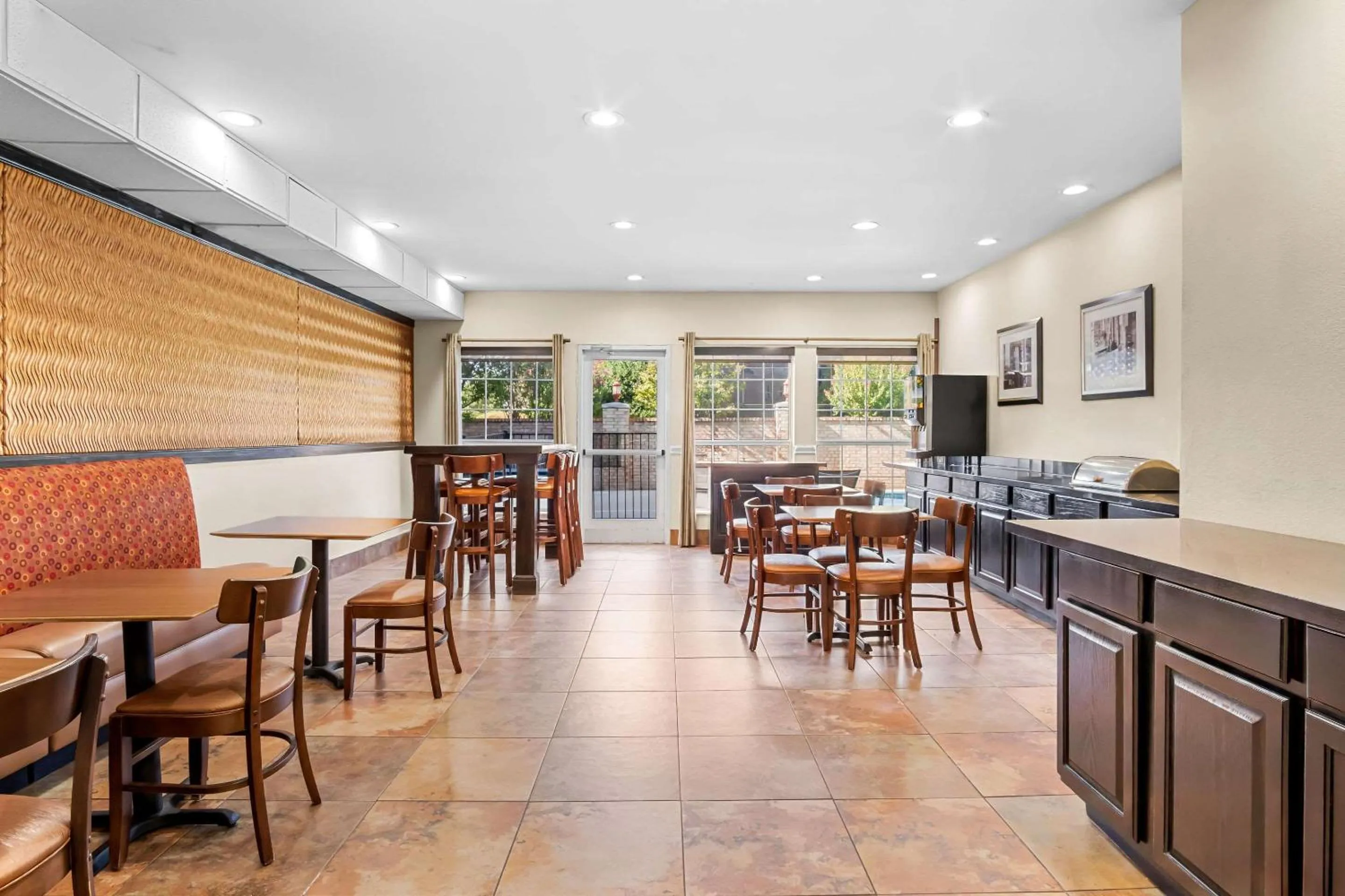 Breakfast in MainStay Suites Addison-Dallas