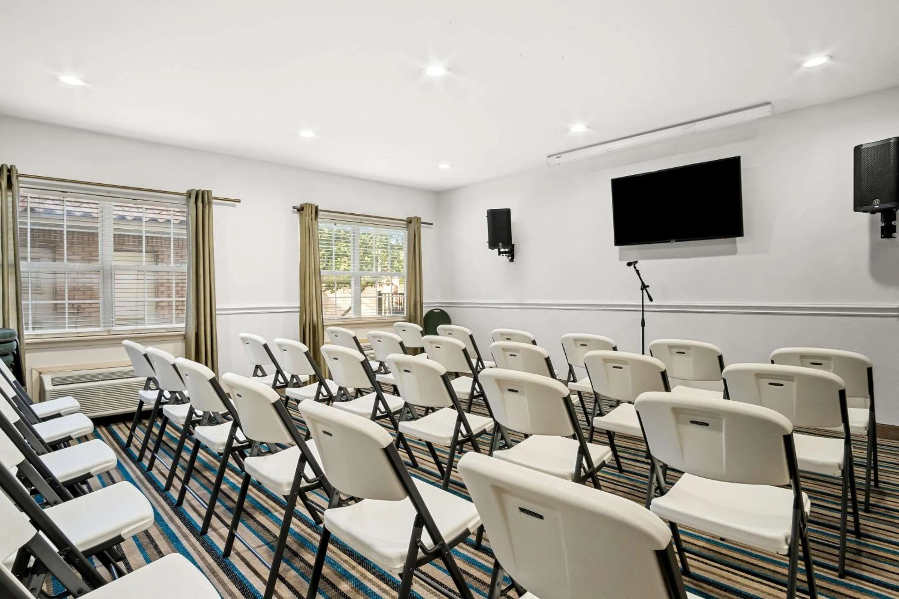 Meeting/conference room in MainStay Suites Addison-Dallas