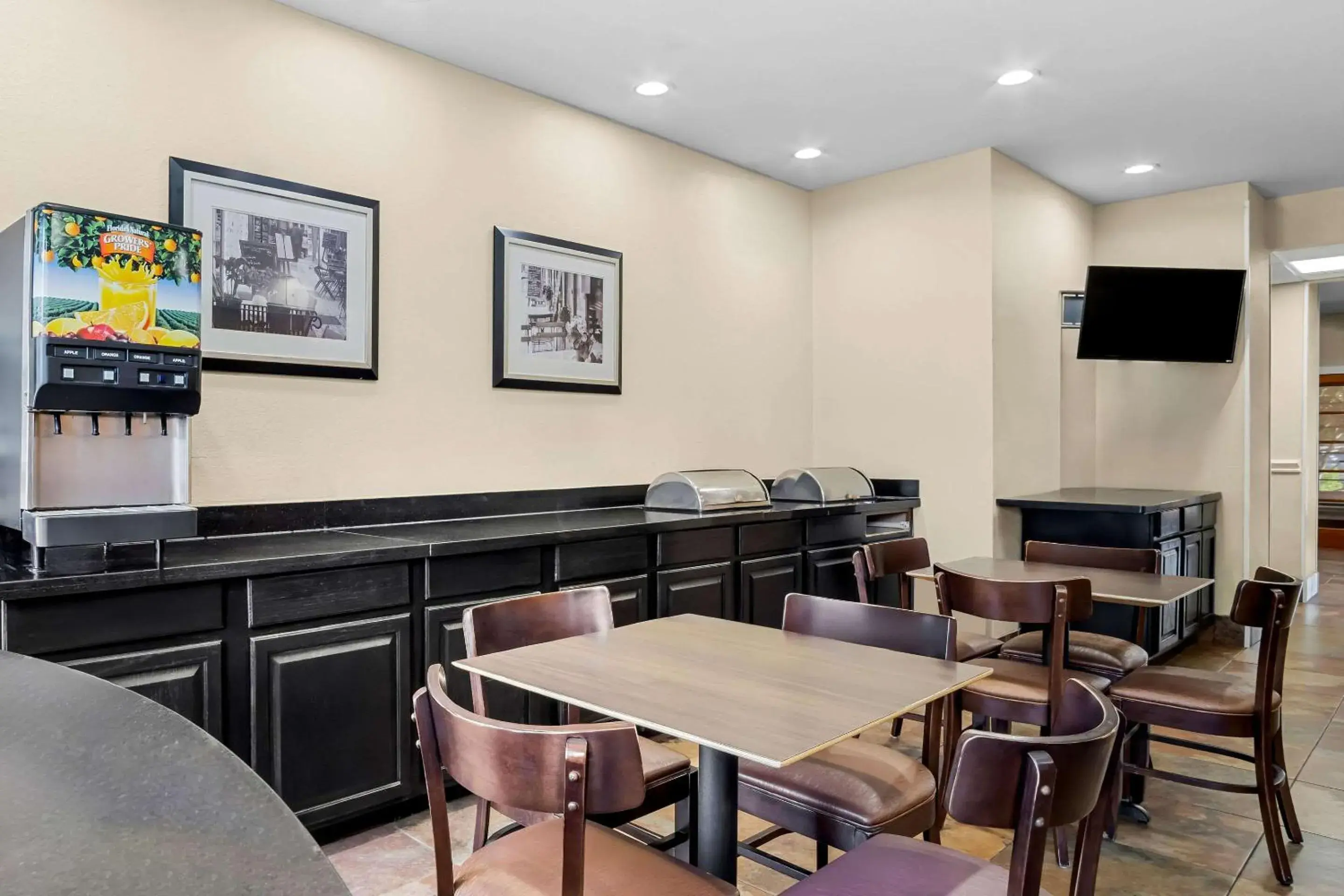 Breakfast in MainStay Suites Addison-Dallas Breakfast in MainStay Suites Addison-Dallas