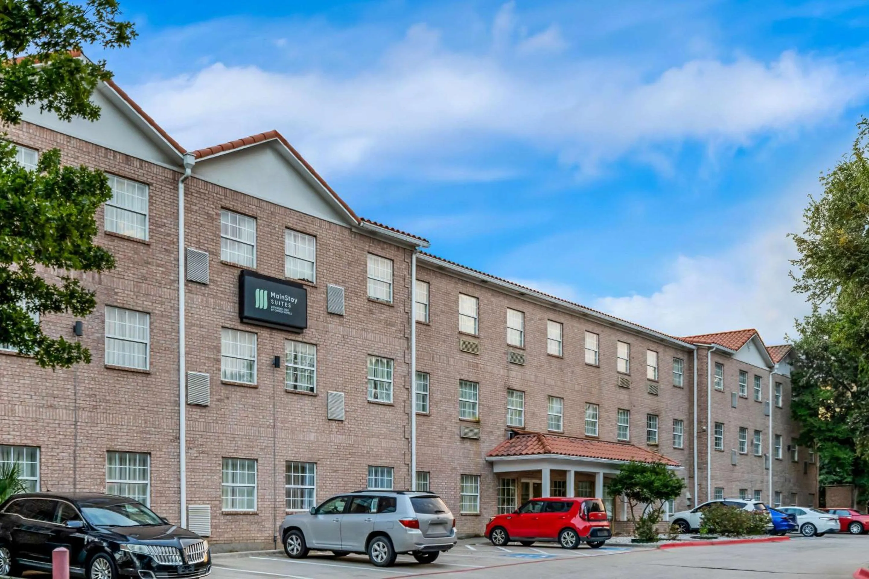 Property building in MainStay Suites Addison-Dallas